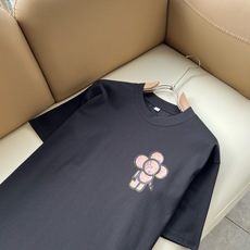 LouisVuitt*路易*登 2026春夏全新系列单品上线,非常时髦前卫的一款男女同款短袖T恤,标识logo图案印花压 LouisVuitt*路易*登 2026春夏全新系列单品上线,非常时髦前卫的一款男女同款短袖T恤,标识logo图案印花压