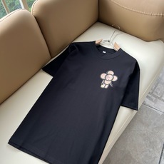 LouisVuitt*路易*登 2026春夏全新系列单品上线,非常时髦前卫的一款男女同款短袖T恤,标识logo图案印花压 LouisVuitt*路易*登 2026春夏全新系列单品上线,非常时髦前卫的一款男女同款短袖T恤,标识logo图案印花压