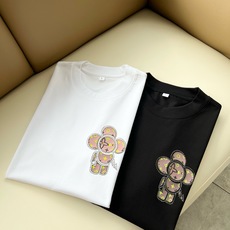 LouisVuitt*路易*登 2026春夏全新系列单品上线,非常时髦前卫的一款男女同款短袖T恤,标识logo图案印花压 LouisVuitt*路易*登 2026春夏全新系列单品上线,非常时髦前卫的一款男女同款短袖T恤,标识logo图案印花压