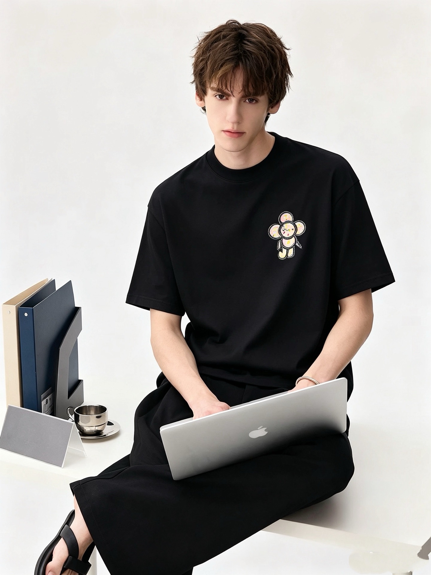 LouisVuitt*路易*登 2026春夏全新系列单品上线，非常时髦前卫的一款男女同款短袖T恤，标识logo图案印花压