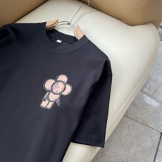 LouisVuitt*路易*登 2026春夏全新系列单品上线,非常时髦前卫的一款男女同款短袖T恤,标识logo图案印花压 LouisVuitt*路易*登 2026春夏全新系列单品上线,非常时髦前卫的一款男女同款短袖T恤,标识logo图案印花压