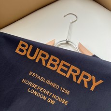 BURBER*Y巴*莉2026春夏新品男女同款👫短袖T恤,重磅来袭,最近比较火热的环保纯棉面料制作而成,高端户外运动休闲 BURBER*Y巴*莉2026春夏新品男女同款👫短袖T恤,重磅来袭,最近比较火热的环保纯棉面料制作而成,高端户外运动休闲