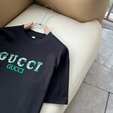 Gucc*古家 2026春夏新款男女同情侣款👫休闲宽松棉质圆领短袖T恤衫!贸易公司渠道稀出,同步官网发售 ! 2 Gucc*古家 2026春夏新款男女同情侣款👫休闲宽松棉质圆领短袖T恤衫!贸易公司渠道稀出,同步官网发售 ! 2