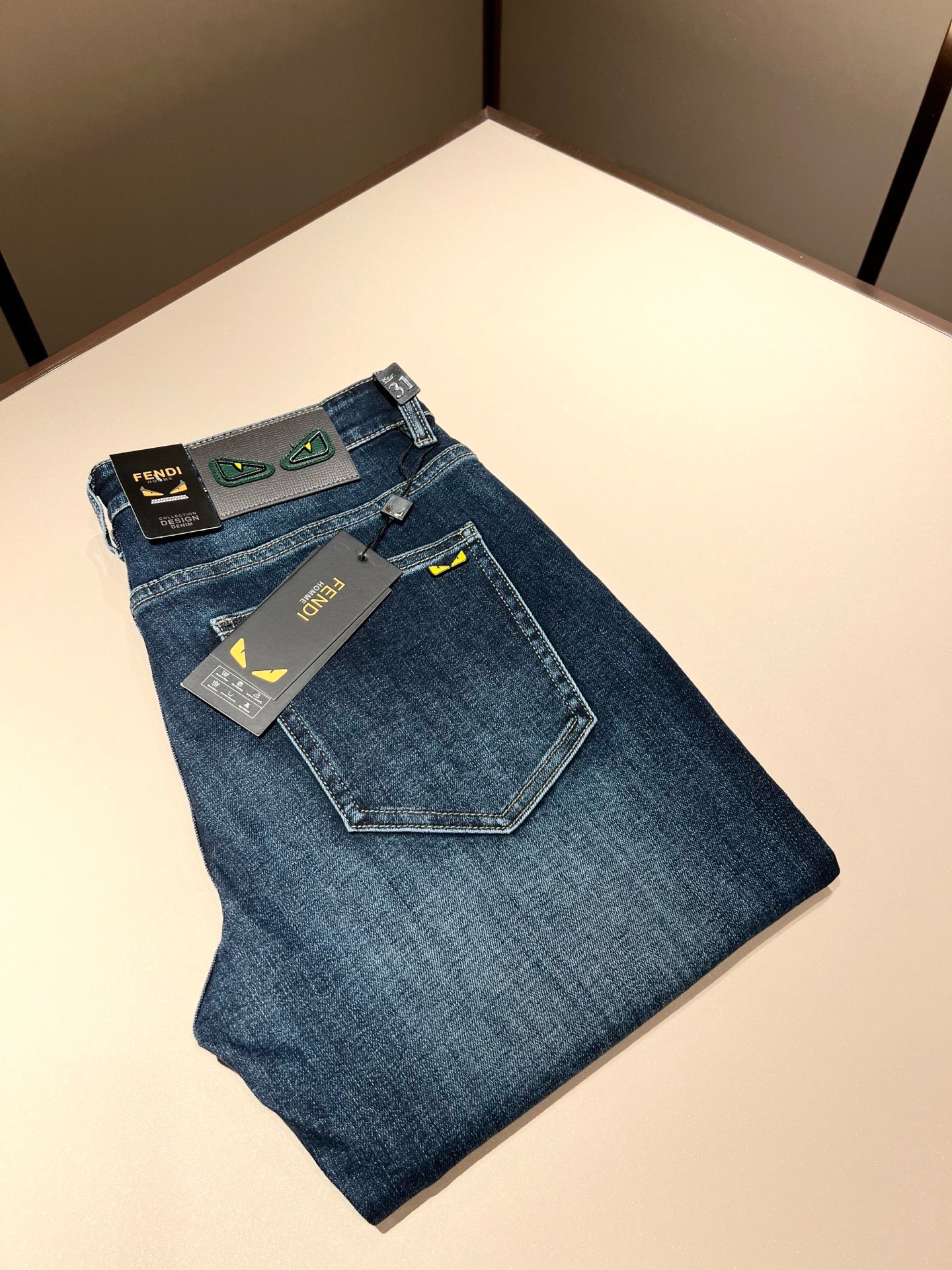 NO:956627,FEN*I Fen*di 2026 spring and summer new FD casual jeans!  Original order from Italy, a popular item of the FD family, a representative product with full sense of specification, a product worth snapping up for all FD fans!  Pure Italian channel order, the FD family's high-end and popular product, a very popular item at the moment, FD's iconic hardware and leather logo waistband design!  !  Trendy and good-looking, full of trendy atmosphere, extremely high-grade and high-end, giving people a strong visual impact and highly recognizable, made of top-grade denim fabric, soft, delicate and comfortable to the touch, and the appearance is quite high-end and classy!  It perfectly interprets the charm of the brand and leaves a deep impression on people. It is more fashionable and charming, simple and elegant, and there is no pressure to wear it!  Size 29-40,,fendi,dior,jeans,19860909FEN*I 芬*迪2026春夏新款FD家休闲牛仔裤！意大利原厂订单,FD家族人气单品,代表性十足,规格感十足的精品,所有FD粉丝都值得抢购的精品！纯正意代渠道订单,FD家族的高奢人气爆款产物,当下十分火爆的单品,FD标志性五金皮革logo腰牌设计！！新潮又好看,潮流气息感十足,档次规格感极高,给人的视觉冲击感相当强烈,有着极高的辨识度,顶级丹宁面料,打造,触感柔软细腻舒适,品相相当高级有档次！完美诠释品牌魅力,给人留下深刻印象.更具时尚与韵味,简约大方时尚,对于穿搭更是毫无压力！尺码29-40,,fendi,dior,jeans,,Men's clothing