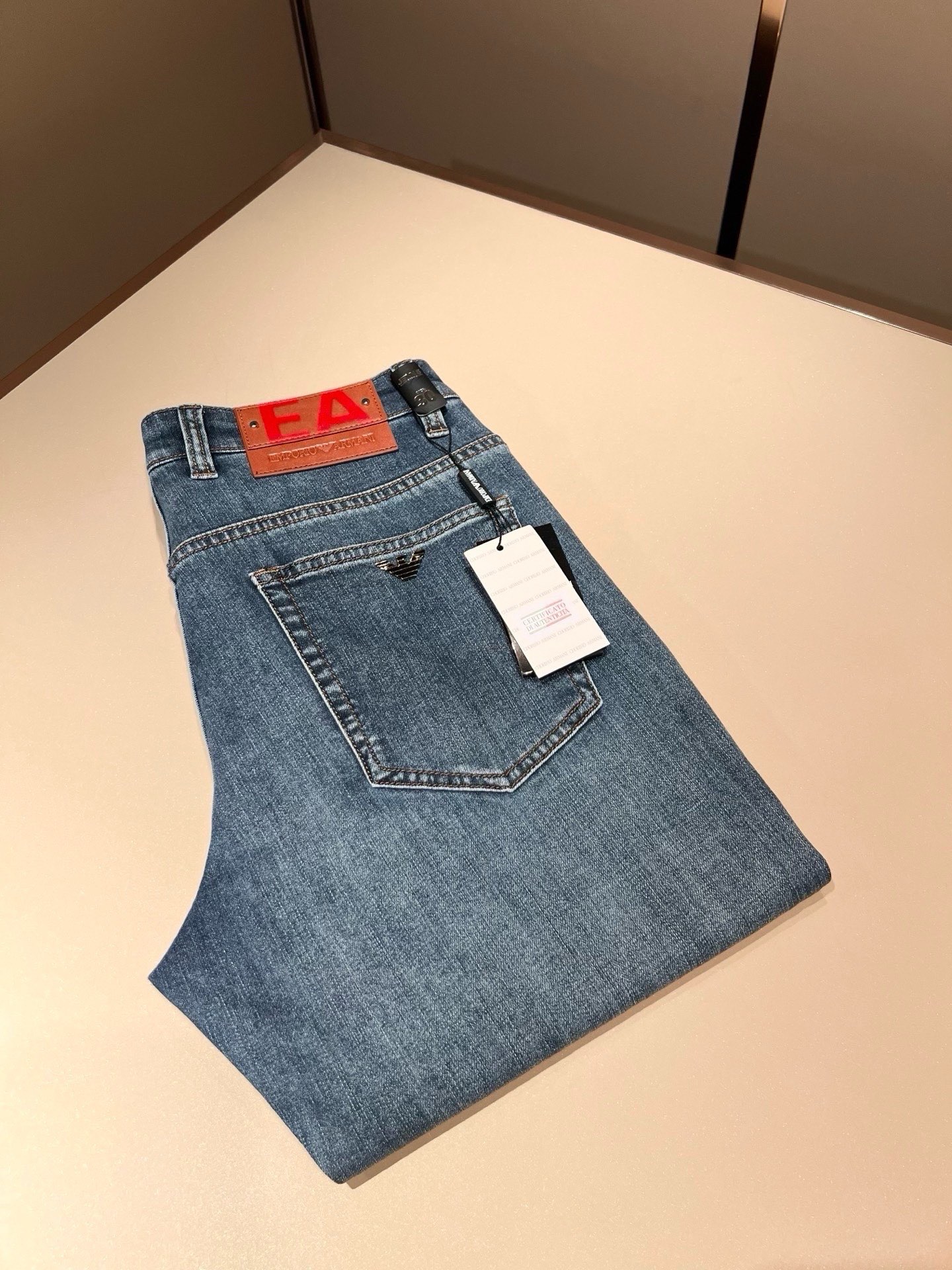 NO:956636,Arman 2026 spring and summer new men's small straight jeans, order from trading company!  The official website is synchronized. The classic work goes well with clothes. It tastes good no matter how you wear it. The original imported retro denim fabric has a soft feel and is truly low-key luxury. It is very suitable for autumn and winter. The standard straight slim fit is more comfortable and unrestrained to wear. The accessories are particularly exquisite. Exquisite original logo waist plate design!  The inner lining and wiring are very solid. The key point is that it is very cost-effective and the quality is very good. It is worth buying!  Size 29-40,,armani,jeans,19860909Arman阿*尼2026春夏新款男士小直筒牛仔裤,贸易公司订单！官网同步 经典之作很好搭配衣服哦 怎么穿都很有味道 原版进口复古牛仔布面料 柔软手感 真正的低调奢华 很是适合秋冬季节穿着 标准直筒修身版型 穿起来更加舒服 无拘无束 辅料上面特别的讲究 精致原版标志logo腰牌设计！内衬走线都非常的扎实 重点就是 性价比非常高 质量非常好 值得购入！尺码29-40,,armani,jeans,,Men's clothing