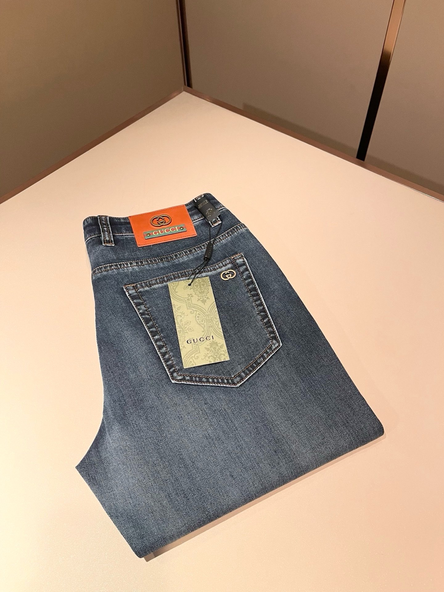 NO:956648,Guc*Gucci 2026 new spring and summer men's high-end casual and versatile slim-cut jeans for commuting in all seasons!  For fans, such an elegant classic design is enough to attract attention at a glance. It is the most handsome series among all jeans this year. I only need to take a look to know that this will definitely be a sensational hit and popular all over the Internet. It is made of classic slim-fitting three-dimensional tailoring and is equipped with the latest logo pattern waistband design!  A very representative waist brand modification!  It simply and easily demonstrates the charm of the brand, and naturally presents specifications, grades, fashion and trendy effects. It has perfect matching performance and can easily wear with a sense of luxury and high-end effects!  Made of top quality imported Japanese washed denim cotton, it is very comfortable, breathable and has a natural drape, making it suitable for all year round wear!  !  This style of jeans is made with a three-dimensional cut and a small straight fit. Its single-matching magic and practical wearability are understandable. Whether you wear it for daily wear or appear on the high street, it is the best choice. It is super charming!  It also demonstrates the authentic original flavor of BUR, and also perfectly demonstrates its specifications and rank!  Obviously, this is a great product that you absolutely must buy. You must buy this product. It is a product that is highly recommended!  Size 30-40 37 39,,burberry,gucci,jeans,19860909Guc*古奇 2026春夏新品男士高端休闲百搭四季通勤修身剪裁牛仔裤！对于粉丝来说,这样大气的经典设计足矣一眼种草,是今年所有牛仔裤当中最帅的一个系列,我只需要看一眼就知道,这绝对会是一个引起轰动的爆款,而且全网风靡,经典的修身立体剪裁版型打造,配置了最新的logo图案腰牌工艺设计！极具代表性腰牌修饰！简单轻松的彰显出品牌魅力所在,自然而然的呈现规格,档次,时髦以及新潮效果,搭配性能满分,轻松穿出高级感与高端效果！顶级的进口日本洗水牛仔棉质打造,并舒适透气感满分,且垂感自然,适合一年四季的穿搭所需！！此款牛仔裤采用了立体裁剪小直筒版型打造,其单配魔力与实穿性是无可厚非的,不管你是日常穿搭还是高街出镜都是不二之选,超具魅力！更是彰显了地地道道的的BUR原味,同时也是完美的展现了其规格和段位所在！很显然,这是一款绝对要收的重磅好货,此款你都必须要收,极力推荐的好货！尺码30-40 37 39,,burberry,gucci,jeans,,Men's clothing