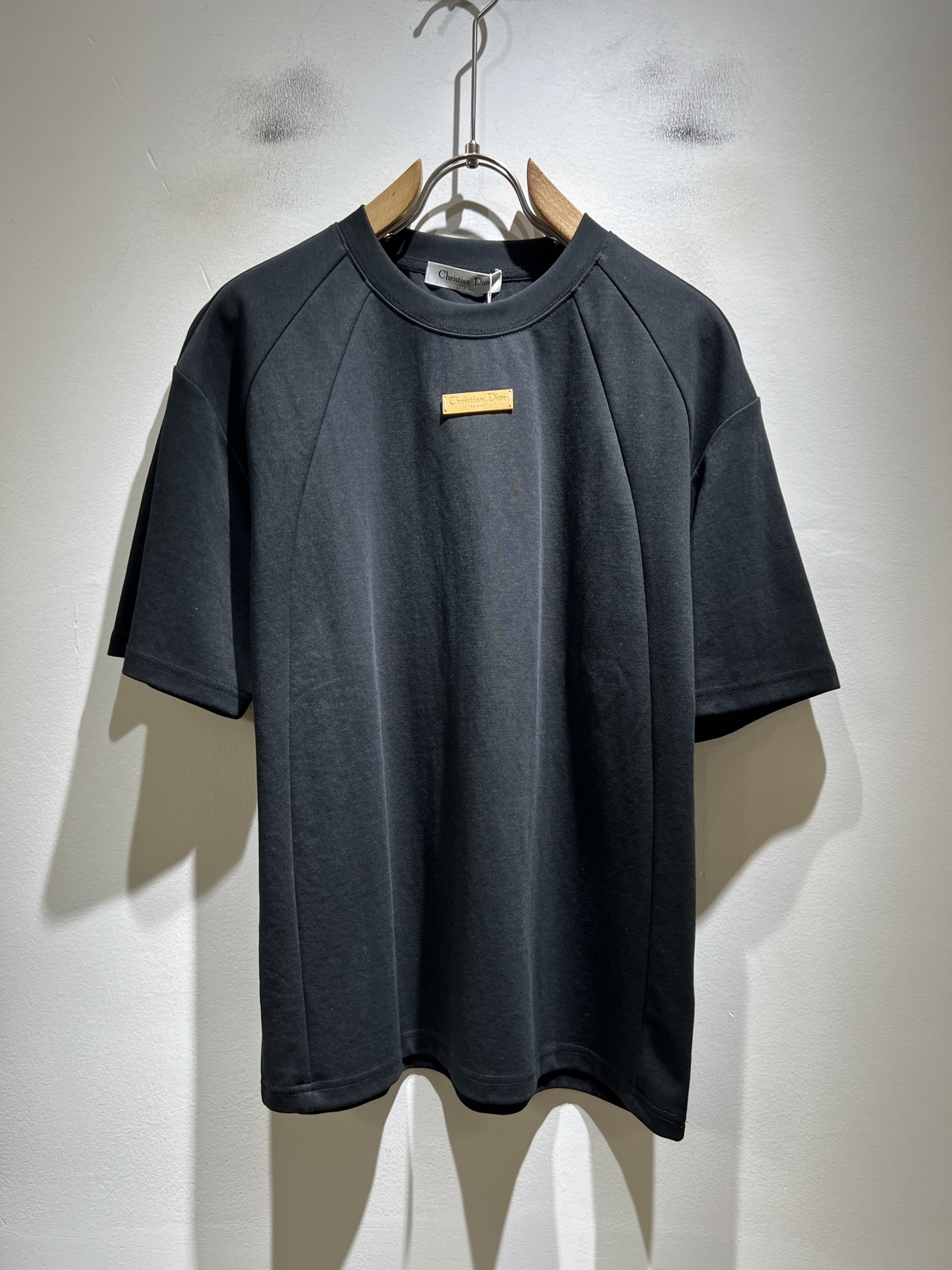 NO:956758,Dio*Dijia’s new 2026 spring and summer short-sleeved T-shirts for men and women are on sale simultaneously at counters!  Customized exclusive 260g pure cotton fabric, customized original craft threads, and leather design with logo pattern on the chest!  Simple and elegant, easy to match and versatile, extremely high-grade, perfectly integrated into fashion and style, it is a top-notch fashionable style that is perfect for outer wear!  The whole thing gives people a natural feeling!  The ultimate classic versatile short-sleeved T-shirt, designed with the latest three-dimensional letter logo badge elements!  The ultimate heavy work, the ultimate perfection!  Fans who pursue high quality should rush to buy it by themselves, and we sincerely invite all fans who know the goods to appreciate this model together!  !  Size M-4XL,,dior,dior,T-shirt,tees,t-shirt,19860909Dio*迪家 2026春夏新款男女同款短袖T恤,专柜同步发售！定制专属260克纯棉面料,定制原版工艺螺纹,胸前logo图案皮革设计！简约大方,从容百搭,档次极高,完美融入时尚还有风情感一款完美符合外穿的顶尖时髦气质款！整体给人浑然天成的感觉！极致经典的百搭型短袖T恤,采用最新的立体字母logo徽章元素设计！极致的重工极致的完美！追求高品质的粉丝们请自行抢购,诚邀所有识货的粉丝一同鉴赏此款！！尺码M-4XL,,dior,dior,T-shirt,tees，t-shirt,,Men's clothing