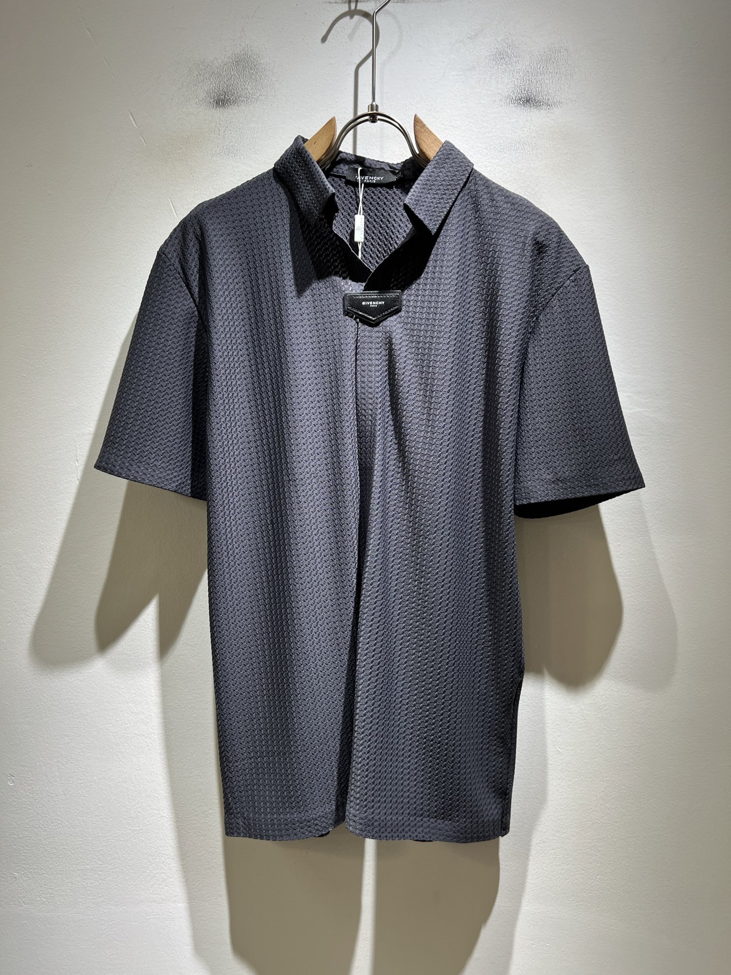 NO:956748,Givenc*y Ji*hope's latest classic logo lapel shirt for spring and summer 2026, this is a wardrobe must-have. It is particularly eye-catching. Traditional style, letter logo leather pattern on the chest!  Simple and fashionable, super versatile, it is very stylish when worn alone or with a shirt or jacket. It is made of imported elastic spandex fabric, which is comfortable and soft to the touch, breathable and cool to wear, and will not deform after being washed for a long time. All products are in good condition, copied at one to one counters, and are a must-have for fashionable men and women. Sizes M-4XL, givenchy, jackets & coats, shirts,19860909Givenc*y纪*希 2026春夏最新经典logo翻领衬衣,这款是衣橱必备的.格外醒目.传统款型,胸前字母logo皮革图案！简约而时尚,超级百搭,单穿或者外搭衬衫或者外套,都非常有范儿.优选进口弹力氨纶面料、手感舒适柔软,穿着透气凉爽,且久洗不会变形.全品相货品、一比一专柜复制、时尚男女百搭必备款.尺码M-4XL,,givenchy,jackets & coats,shirts,,Men's clothing
