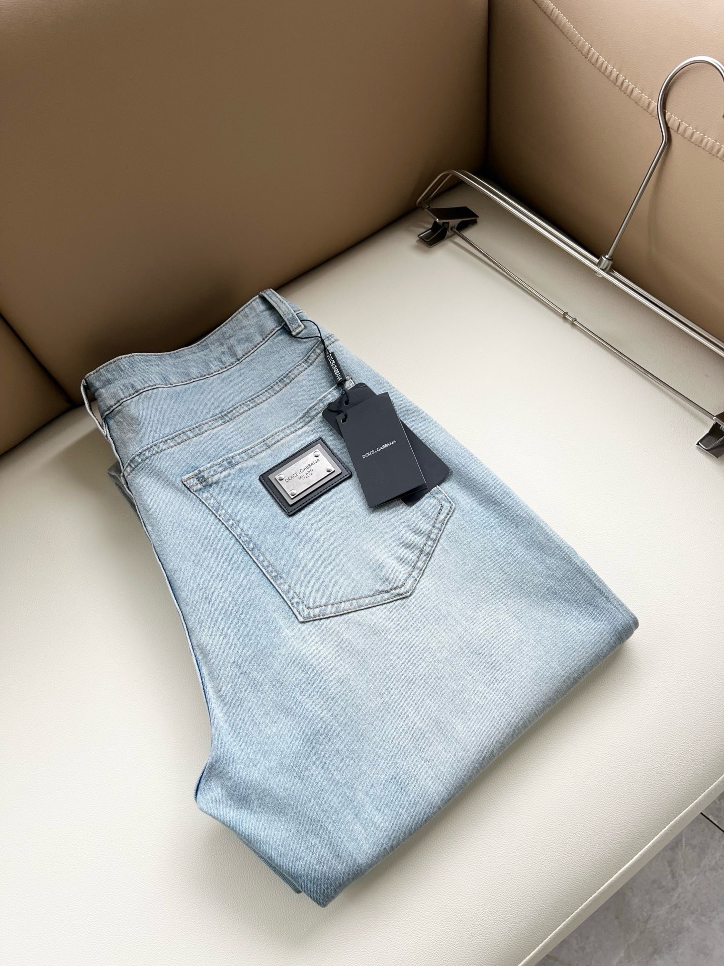 NO:956795,Dolce & Dolce&GABB*NA's 2026 spring and summer new jeans. The washed treatment is naturally not easy to deform and discolor, and the three-dimensional tailoring is perfect for shaping. The fabric is comfortable, soft and can be matched casually. Comfort represents its interpretation of fashion and leisure. It is DG's consistent style. Every detail reflects the brand's pursuit of quality. It has a bit of a hedonist, pays great attention to details, likes everything that is not formulaic, and pursues freedom. Dolce & Gabbana (DOLCE&GABB*NA)  His style is very unique. At the beginning of his business, he insisted on making his own plates and designing logos and badges!  It was quite unique for the fashion industry at that time that paid attention to ostentation. Sizes 28-38, Dolce&Gabbana, Dolce&Gabbana, jeans,19860909Dolce & 杜嘉*纳 2026春夏新品牛仔裤,水洗处理自然不易变形脱色、立体剪裁完美塑形面料质舒适柔软随意搭配、舒适代表它对时尚休闲的诠释是DG一贯作风细节处体现这个品牌对品质的追求,带点享乐主义者的味道,非常注重细节,喜欢一切非公式化的东西,追求自由杜嘉班纳 (DOLCE&GABB*NA) 的作风非常独特,创业之初坚持自己制版、设计标识logo徽章设计！对于当时讲究排场的时装界,是相当独树一格的.尺码28-38,,Dolce&Gabbana,Dolce&Gabbana,jeans,,Men's clothing