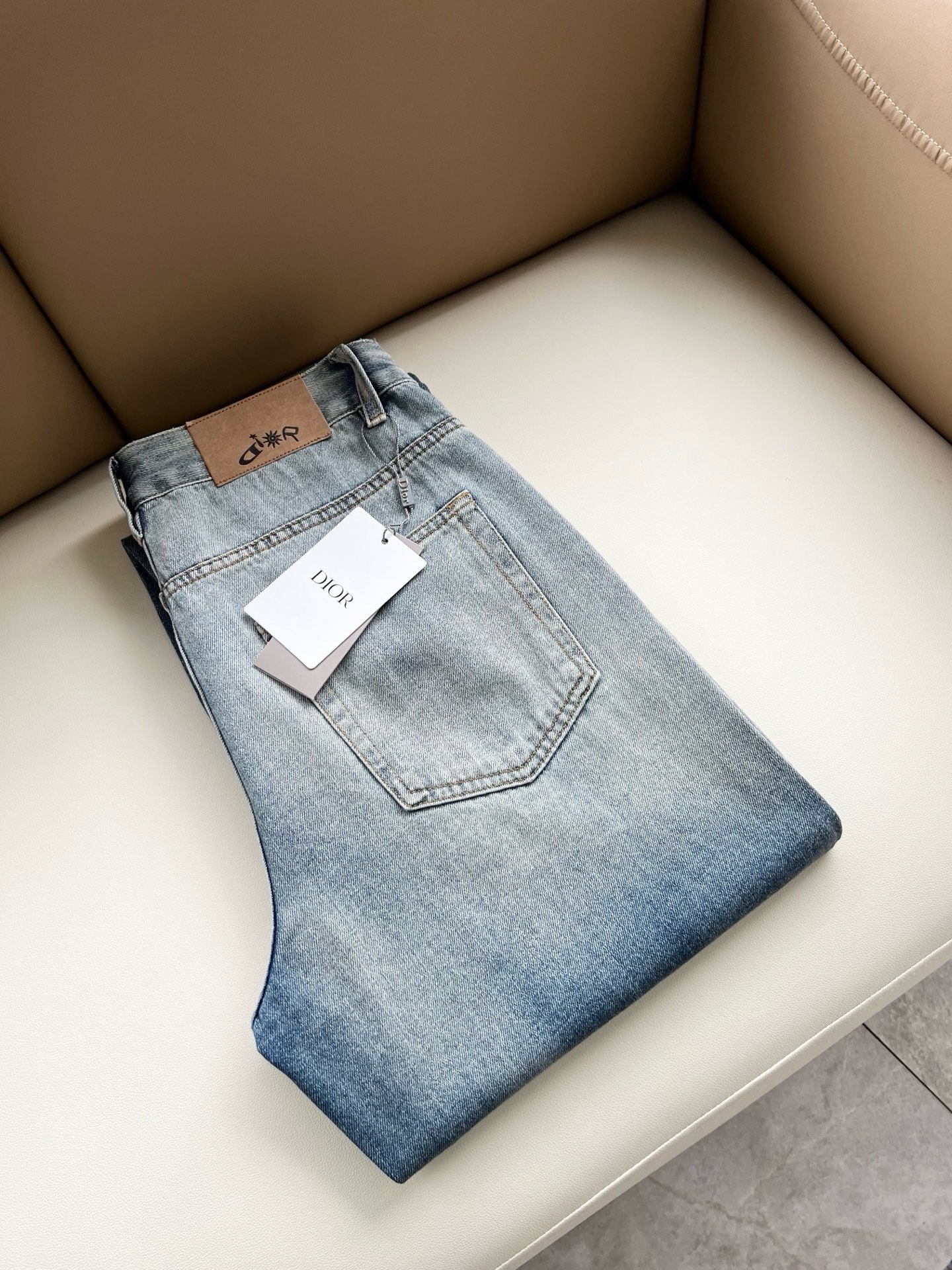 NO:956785,Dio*r 2026 spring and summer men's washed small straight jeans!  The trading company sells great products, looks great, is the all-match trousers king in the fashion world, has high-frequency dressing demonstrations in European and American street photography, and has a leather waistband logo design!  And it is a must-have item for luxury brands every season!  Very pure and minimalist design tone!  Adhering to the consistent fashion proposition of the D family, it is quite eye-catching. It not only demonstrates the ingenuity and craftsmanship, but also effectively flaunts the brand identity!  Customized denim fabrics are supplied from Italy. The texture is unparalleled and charming. The tailoring is perfect. It has excellent butt lift and slimming effects. It can be matched with any top in the wardrobe. It has wide compatibility, is both casual and casual, and has a full upper body shape. It is an invincible fashionable and versatile product!  Size 28-38,,dior,dior,dior,jeans,19860909Dio*r 迪家 2026春夏男士水洗小直筒牛仔裤！贸易公司渠道牛货,品相超赞,时尚圈万能的百搭裤王,欧美街拍中高频穿搭示范,皮革腰牌logo设计！且是奢侈品牌每季必出的单品！非常纯粹极简的设计基调！秉承了D家一贯的时尚主张,颇具看点,即彰显了匠心工艺又有力的标榜了品牌身份！客供意大利定制丹宁面料,质感无敌赞,颇具韵味,版型剪裁完美,提臀修身显瘦效果极佳,可横扫衣橱任何的上装搭配,兼容性广泛,休闲兼备,上身型款十足,无敌的时髦百搭神品！尺码28-38,,dior,dior,dior,jeans,,Men's clothing