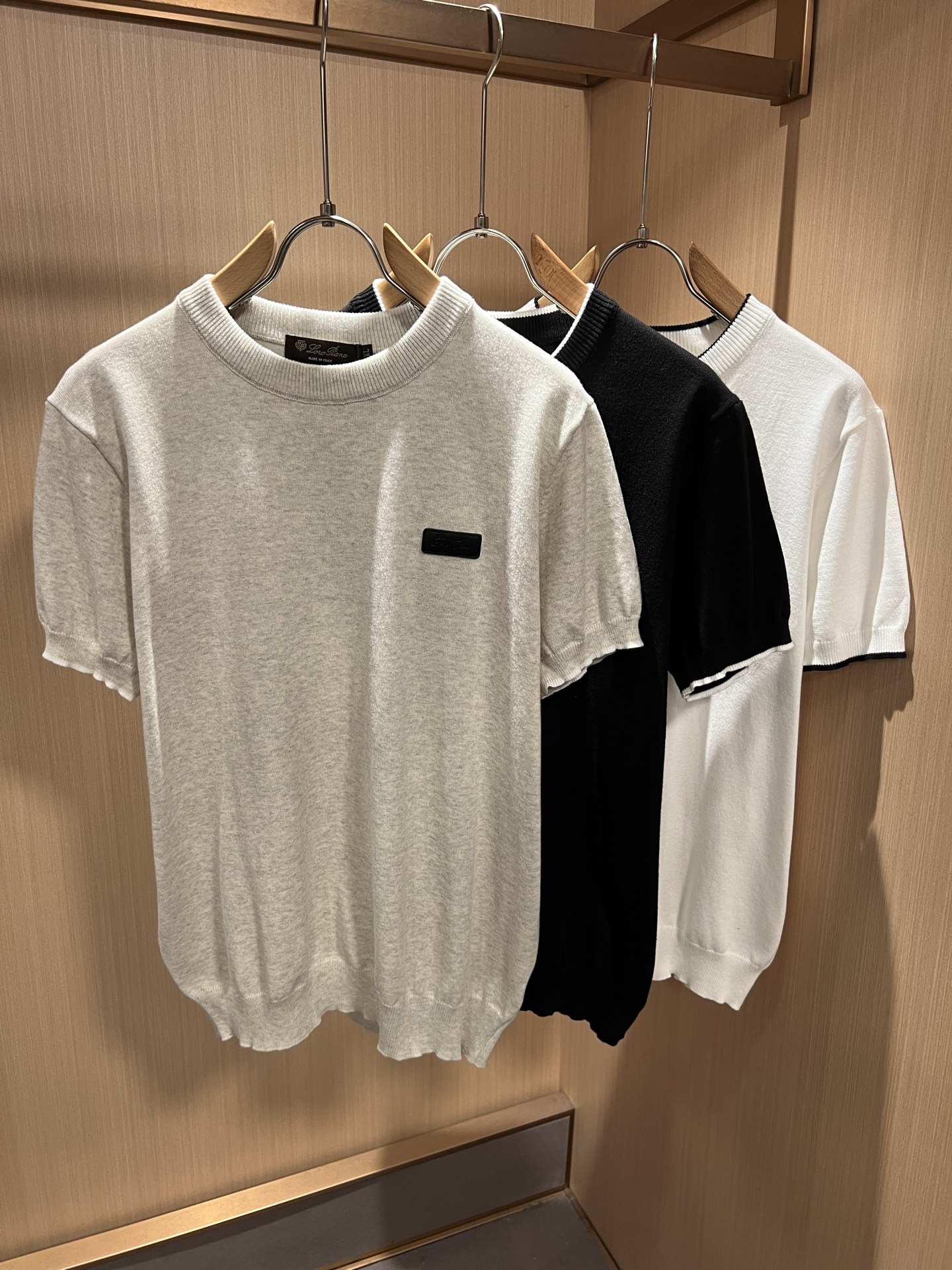 NO:956723,Loro Piana 2026 spring and summer men's latest trade order knitted short-sleeved T-shirt, all in good condition!  !  The upper body is comfortable and breathable, not stiff, and the overall body has a rich three-dimensional sense. Quality export order, leather logo pattern design on the chest!  The tailoring of exclusive knitted fabrics meets the simple needs of commuters. The upper body effect is very good, slimming, and not picky about the figure. The workmanship of the fabric... is impeccable. Only good workmanship and good fabrics can make you wear a good taste. It is a must-have item for everyone!  Size M-4XL,,loro piana,T-shirt,tees,t-shirt,19860909Loro Piana诺悠翩雅 2026春夏男士最新的贸易订单针织短袖T恤,全品相！！上身舒适透气,不僵硬,整体有着丰富的立体感,品质出口订单,胸前皮革logo图案设计！定制专属针织面料剪裁,满足通勤人们对于着装的简约需求,上身效果很好,显瘦,不挑剔身材.面料做工....无可挑剔,好工艺好面料才能穿出好品味一款,人手必备单品！尺码M-4XL,,loro piana,T-shirt,tees，t-shirt,,Men's clothing