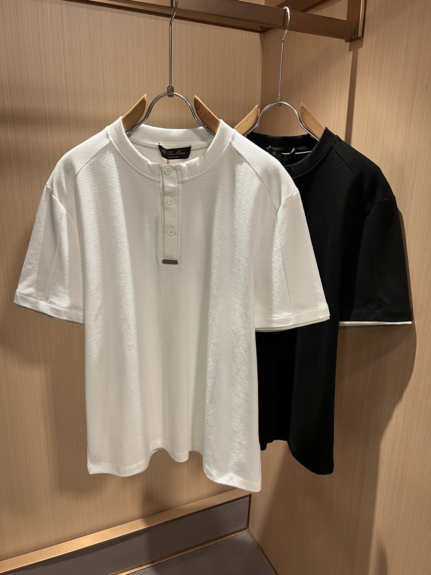 NO:956633,Loro Piana 2026 spring and summer men's latest trade order short-sleeved T-shirt, all in good condition!  !  Internet celebrity model!  Designed with logo pattern hardware!  The upper body is comfortable and breathable, not stiff, and the overall body has a rich three-dimensional sense. Quality export order, customized exclusive fabric tailoring, to meet the simple needs of commuters for clothing. The upper body effect is very good, slimming, and not picky about the figure. The fabric workmanship... is impeccable. Only good craftsmanship and good fabrics can wear a good taste. It is a must-have item for everyone!  Size M-4XL,,loro piana,T-shirt,tees,t-shirt,19860909Loro Piana诺悠翩雅 2026春夏男士最新的贸易订单短袖T恤,全品相！！网红款！采用logo图案五金设计！上身舒适透气,不僵硬,整体有着丰富的立体感,品质出口订单,定制专属面料剪裁,满足通勤人们对于着装的简约需求,上身效果很好,显瘦,不挑剔身材.面料做工....无可挑剔,好工艺好面料才能穿出好品味一款,人手必备单品！尺码M-4XL,,loro piana,T-shirt,tees，t-shirt,,Men's clothing