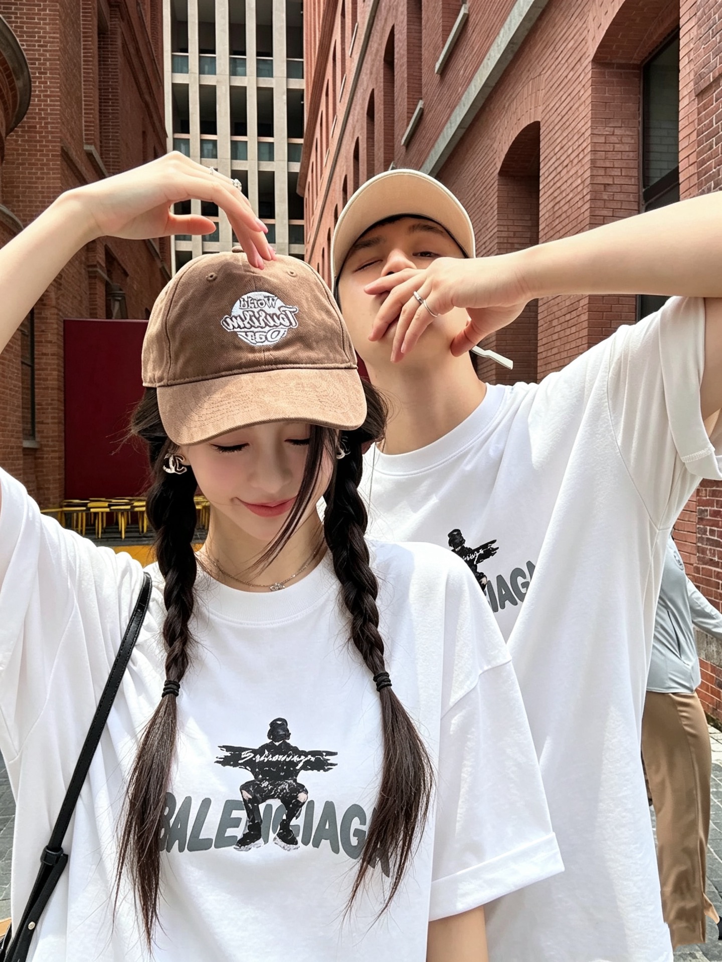 NO:956657,BALENCI*GA Paris* 2026 spring and summer new short-sleeved T-shirt for men and women!  Fashionable casual short-sleeved T-shirt with catwalk pattern print!  Design logo laminated design!  It is highly designed and selected from 260g pure cotton fabrics supplied by customers. It feels soft and skin-friendly, comfortable and breathable. The real thing will definitely make you fall in love with it!  The round neck cut with loose shoulders and dropped shoulders, non-sexist style for couples to wear together, opens up a new fashion style!  Distinguish the market version of the high-definition series!  Size M-4XL,,balenciaga,T-shirt,tees,t-shirt,19860909BALENCI*GA巴黎*家 2026春夏新款男女同款短袖T恤！走秀图案印花时尚休闲短袖T恤衫！设计logo压胶设计！极具设计精选客供260g纯棉面料,手感柔软亲肤,着身舒适透气性都无法挑剔,实物绝对会让你爱不释手！宽松小落肩的圆领版型裁剪,无性别主义的情侣混穿款式,打开全新的时装新韵味！区别市场版本高定系列！尺码M-4XL,,balenciaga,T-shirt,tees，t-shirt,,Men's clothing