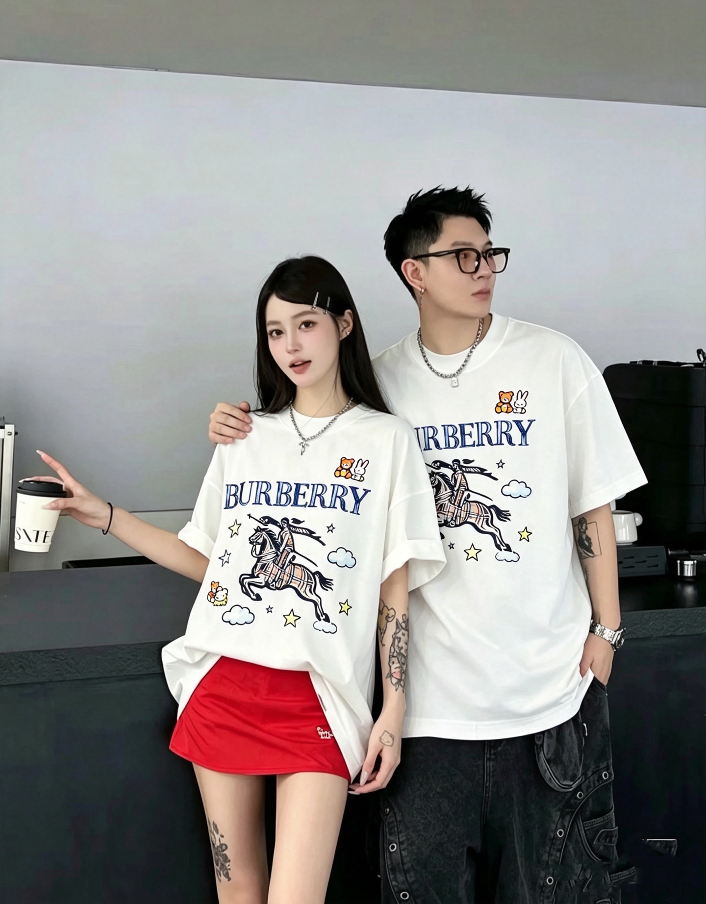 NO:956668,BURBER*Y's 2026 spring and summer new unisex short-sleeved T-shirt is a big hit. It is made of the recently popular environmentally friendly pure cotton fabric. It is a high-end outdoor sports and leisure series. It is a very hot sports trend!  BUR's latest research and development of special materials, logo pattern printing design!  The fabric is also called memory cloth, which refers to fabrics with morphological memory function. It beats all versions on the market instantly. It can only be said that it is not on the same level at all. No matter in terms of material, detail restoration and craftsmanship, we are not afraid of any challenges, just to provide everyone with wonderful products. As always, consistent and implemented.  A style of BUR's core concept will be closely tied to fashion, always maintaining a perfect, simple but not simple design style, which perfectly meets your daily needs. Size: M-4XL,, burberry, T-shirt, tees, t-shirt,19860909BURBER*Y巴*莉2026春夏新品男女同款短袖T恤,重磅来袭,最近比较火热的环保纯棉面料制作而成,高端户外运动休闲系列,非常火热运动风潮！BUR最新研发的特殊材质,标志logo图案印花设计！面料也叫记忆布,是指具有形态记忆功能的面料,秒杀市面上一切版本,只能说根本就不是一个级别的存在,不管是材质还是细节还原度以及工艺制作方面,不惧任何挑战,只为给大家奉献绝妙产物一如既往,始终如一,贯彻了BUR核心理念的一个款式将与时尚紧紧的捆绑在一起,时刻保持完美,简约而不简单的的设计风格,完美的满足了你日常所需要的穿搭.尺码:M-4XL,,burberry,T-shirt,tees，t-shirt,,Men's clothing