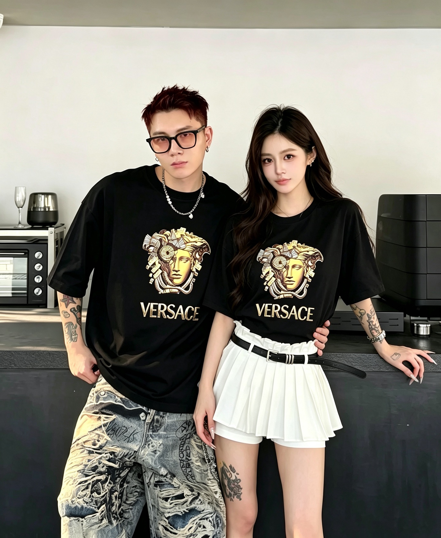 NO:956678,VERS*CE/Fan*zhe 2026 spring and summer new product original short-sleeved T-shirt, VERS*CE/Fan*zhe trading company channel product recommended short-sleeved T-shirt, the logo laminated image decoration on the chest is extremely exquisite and highlights the gradient effect!  It is made with heavy craftsmanship and has a strong three-dimensional effect. It can only be made with advanced German equipment, highlighting the visually invincible shocking luxury. The craftsmanship level is extremely high and the craftsmanship is very important!  The imported pure cotton fabric is supplied by the customer and has excellent skin-friendliness. The details are extremely perfect and impeccable. The upper body effect is very good. It is very eye-catching. There is no doubt that the rate of return is great. It is an excellent item to improve the vision in the wardrobe. It is very handsome whether it is worn inside or alone. Sizes M-4XL, versace, T-shirt, tees, t-shirt,19860909VERS*CE/范*哲 2026春夏新品原单短袖T恤,VERS*CE/范*哲 贸易公司渠道 产品 值的推荐短袖T恤 ,胸前logo压胶图像装饰极为精致凸显渐变效果！重磅工艺打造,立体感极强,唯有德国先进设备方能制作,凸显了视觉无敌的震撼奢华,工艺水准极高,非常重工匠心！客供进口纯棉面料,亲肤性绝佳,细节极致完美,无可挑剔,上身效果非常出色,非常招眼吸睛,回头率毋庸置疑,衣橱里改良视觉的绝佳单品,无论内搭还是单穿都爆帅十足.尺码M-4XL,,versace,T-shirt,tees，t-shirt,,Men's clothing