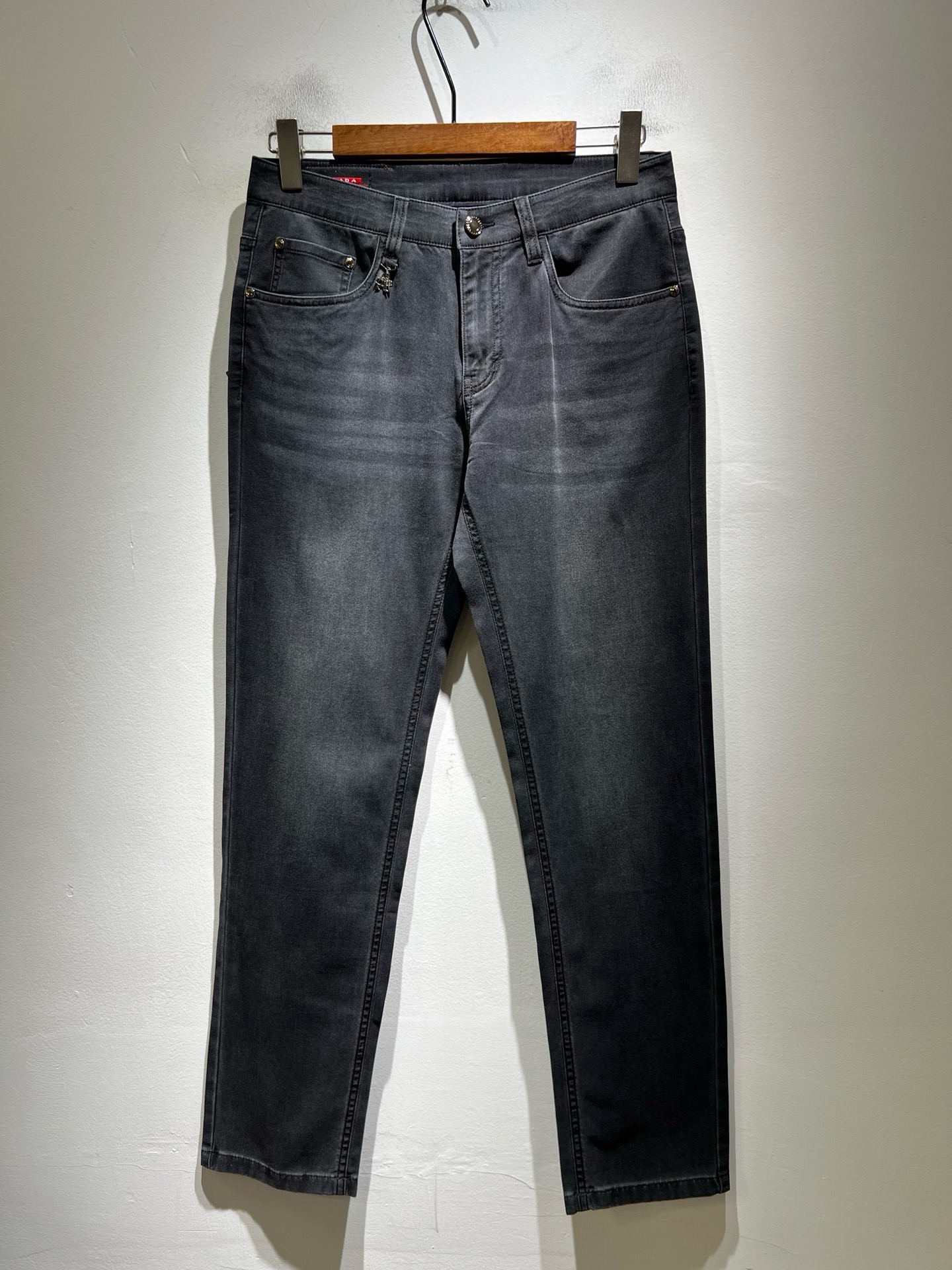 NO:956720,PRA*DA Prada 2026 spring and summer new products are on sale!  High-end denim is versatile and pragmatic without being sensational!  Limited edition for Hong Kong, Macao and Taiwan!  !  Three-dimensional cutting pure cotton material!  Undertaken by a Taiwanese foreign trade company, the exquisite and delicate materials seem to be Prada's patented high-quality customized original hardware logo design!  Not only the materials, colors and styles are carefully crafted, but the life philosophy behind the design coincides with the dual mentality of modern people pursuing practicality and popular beauty. Achieving a perfect balance between function and aesthetics is not only a display of fashion trends, but also the ultimate in modern aesthetics.19860909PRA*DA 普拉达 2026春夏新品发售！牛仔高级百搭实用主义不哗众取宠！港澳台地区限定款！！立体裁剪纯棉材质！台湾外贸公司承接、材质精致细腻似乎是普拉达专利品质上乘 定制原版五金logo设计！不仅在材料、颜色与款式工夫,设计背后的生活哲学正巧契合现代人追求切身实用与流行美观的双重心态,在机能与美学之间取得完美平衡,不但是时尚潮流的展现,更是现代美学的极致.P的视野并没有局限时尚品牌核心价值中不可或缺的组成部分、的另一种选择替代风格成熟、尺码29-40,,prada,prada,,Men's clothing