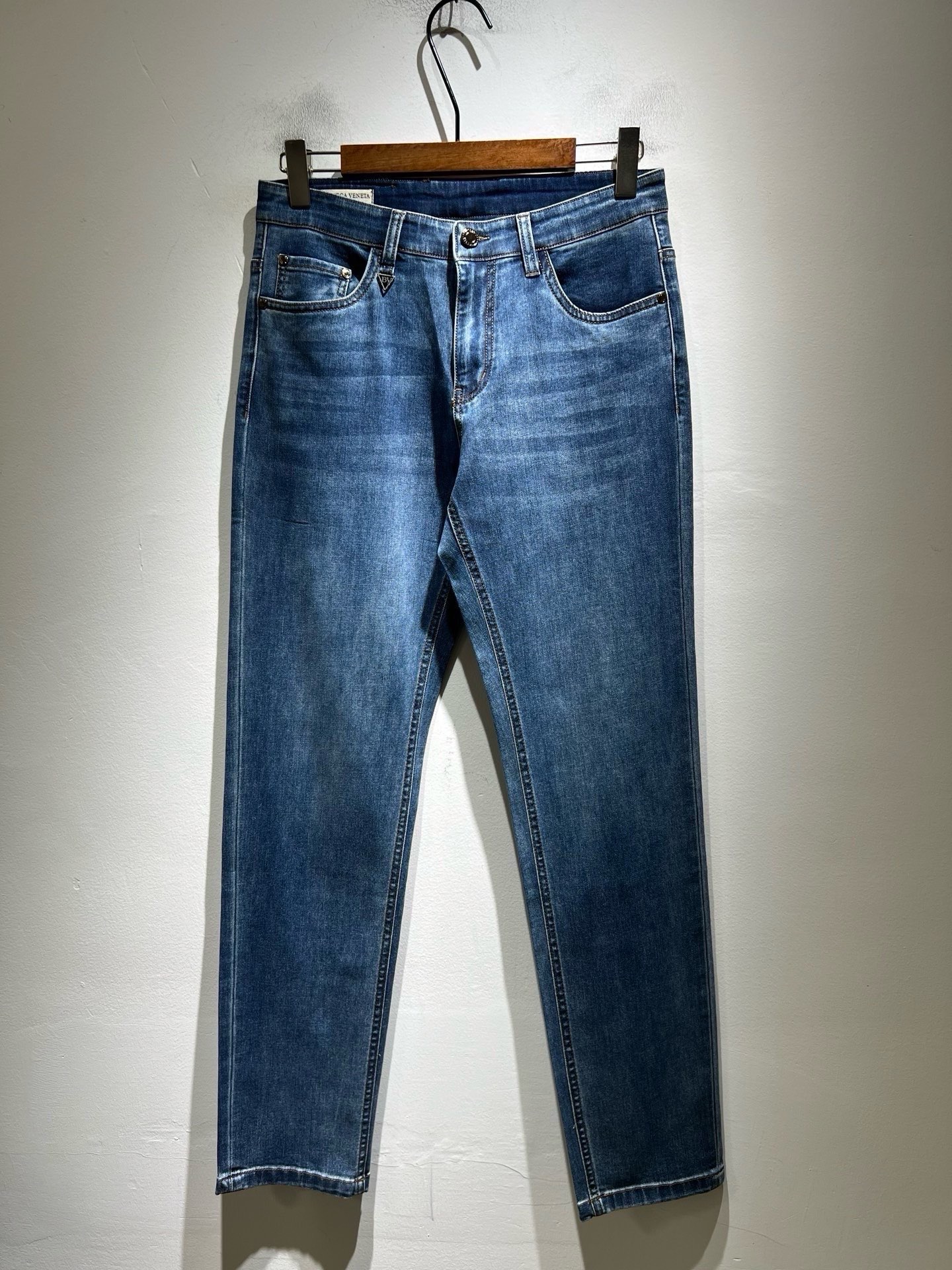 NO:956730,BottegaVen*ta Trading Company Channel Order 2026 Spring and Summer New Men's Fashion Casual Washed Straight Jeans  Top trading company products, high-end limited edition top quality products, platinum level perfect appearance, direct access to counters, extremely awesome jeans, a rare stunner in the industry in recent years, quality craftsmanship, fabrics, accessories subvert imagination, exquisite details, heavyweight denim fabric imported from Japan, washed and polished to become very brilliant, creating an uninhibited and tough personality color, unique embossed logo waistband design!  The pocket logo hardware logo adds a lot of points, it is clever and exquisite. The tailoring and design continue the Italian modern simplicity and sophistication, bringing the tone of fashion aesthetics to the extreme. Sizes 29-40,,bottega veneta,jeans,19860909BottegaVen*ta宝碟家 贸易公司渠道订单 2026春夏新品男士时尚休闲水洗直筒牛仔裤 顶级贸易公司货,高端限量版极品牛货,白金级完美品相,直接入专柜性质,极为牛掰的一款牛仔裤,是业界近年罕见的尤物,品质工艺与面料、辅件颠覆想象,细节相当精湛考究,日本进口重磅级丹宁面料,经过水洗打磨工艺变得非常出彩,塑造出不羁和硬朗的个性色彩,独特压花logo腰牌设计！口袋标志五金logo加分不少,巧妙而精致,剪裁与设计延续了意式的现代简洁与干练,将时装美学的基调发挥到极致.尺码29-40,,bottega veneta,jeans,,Men's clothing