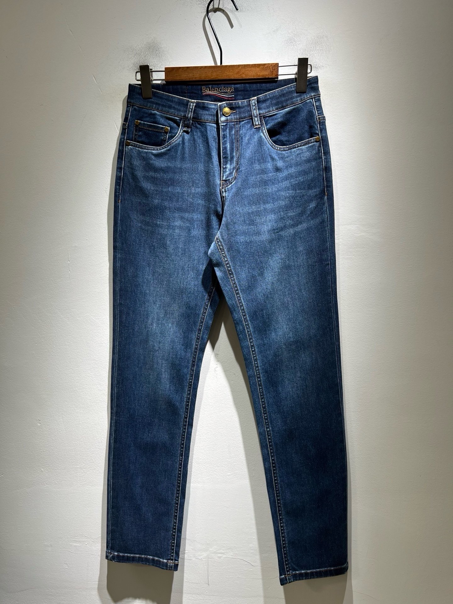 NO:956739,Balenci*ga Paris*’s 2026 spring and summer new jeans. B’s jeans are also second to none. The jeans they produce are also top-notch crafts! !  Original color denim, classic trade order, simple and elegant upper body. Designed with laminated logo technology!  The craftsmanship and technology are well-deserved, adding a lot of fashionable color atmosphere. Just look at the logo and you will know that this product is not simple! The overall shape is very exquisite and eye-catching. The sewing of the motorcycle lines on the surface can be seen with careful treatment, and the inner wiring is neat, well-proportioned, tight and powerful. It can be seen that the wiring machine has extraordinary craftsmanship that ordinary factories can have. The value of spreading brand culture is very high. It is worth collecting. Brand followers are even more classic styles that cannot be missed. Sizes: 29-40, balenciaga, jeans,19860909Balenci*ga巴黎*家 2026春夏新款牛仔裤.B家的牛仔裤也是属一属二的.产出的牛仔也都是顶级的工艺品! ！原色丹宁 经典 贸易订单 上身简约大气上档次.压胶logo工艺设计！工艺技术可谓名不虚传,增添了不少的时尚色彩气息,光看标志就知道此货不简单!整体造型十分精致抢眼.表面机车线的缝制足可看出用心对待,内里走线工整匀称紧密有力,就能看出走线的机器非一般的工厂所能有的工艺技术.品牌文化的传播价值观念很高.值得收藏.品牌追随者更是不可错过的经典款式.尺码:29-40,,balenciaga,jeans,,Men's clothing