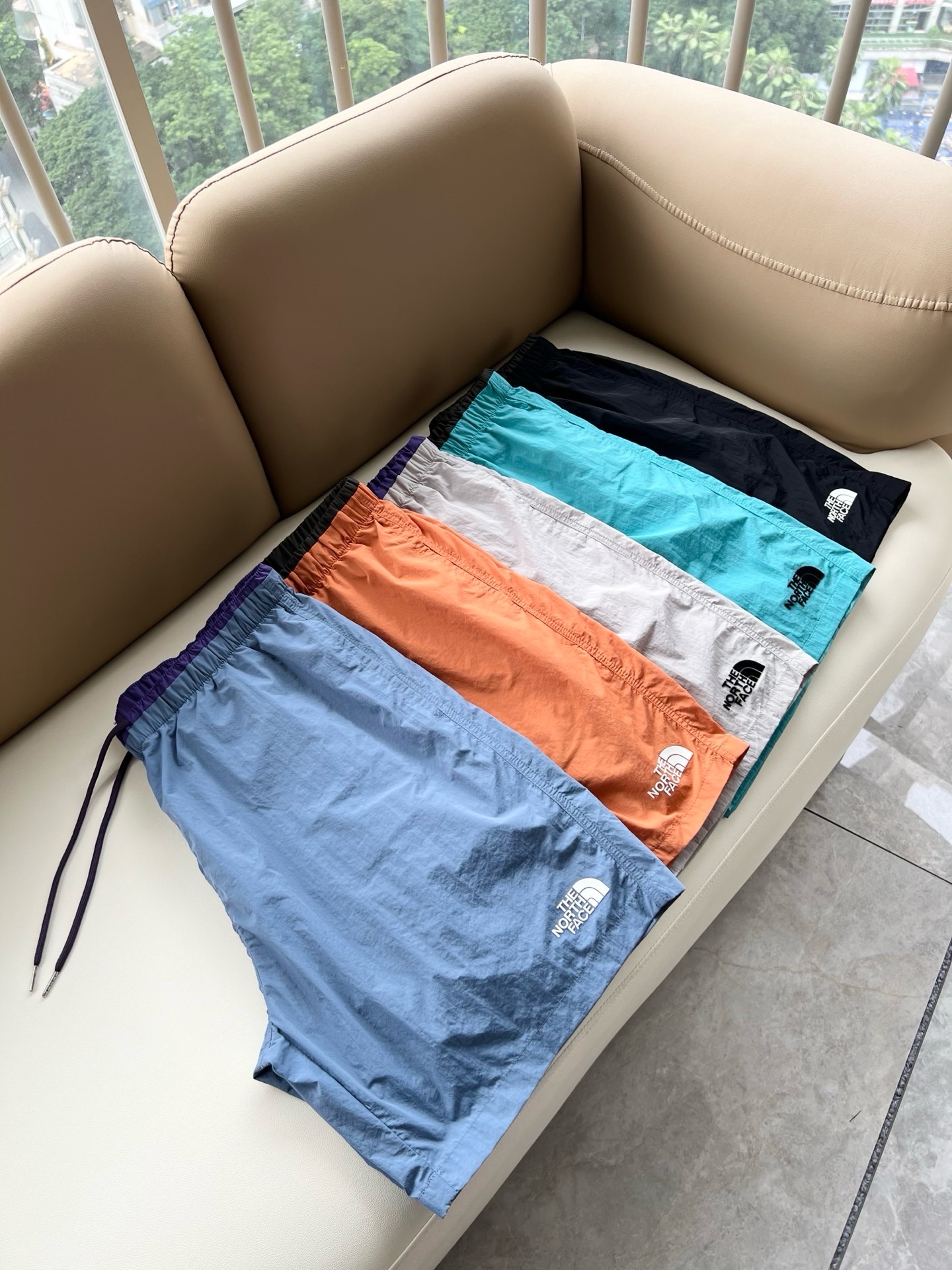 NO:956813,TheNorthFace 2026 spring and summer latest series of basic round neck shorts for men and women, same style for men and women!  Trading company channels are rare and available on the official website simultaneously!  New fashion element design!  Injecting full vitality into the new series, this sweatshirt is made of carefully selected imported polyester fiber fabrics. The fabric feels soft and delicate against the skin, and has an extremely comfortable and breathable wearing experience. The whole piece is very eye-catching and fashionable, and is deeply loved by today's young people!  Basic loose round neck cut, unisex style regardless of age and gender, suitable for matching all styles and looks you need in daily life!  It is recommended to wear couple outfits when going out on the street, it will be more eye-catching!  Size: M-3XL,,The North Face,hoodie,sweatshirts,shorts,19860909TheNorthFace 北面 2026春夏最新系列基础圆领男女同款短裤,男女同款！贸易公司渠道稀出,同步官网发售 ！ 新时尚元素设计！为全新系列注入满满活力,这款卫衣用心甄选客供进口聚酯纤维面料制成,面料手感亲肤柔软细腻,拥有着无比舒适透气性的穿着体验,整件单品极具吸睛度与时尚感,深受当下年轻人的喜爱！基础宽松的圆领版型裁剪,不分年龄与性别的中性款式,适合搭配你日常所需的所有风格与造型！建议搭配情侣装出街会更为养眼出色！尺码:M-3XL,,The North Face,hoodie,sweatshirts,shorts,,Men's clothing