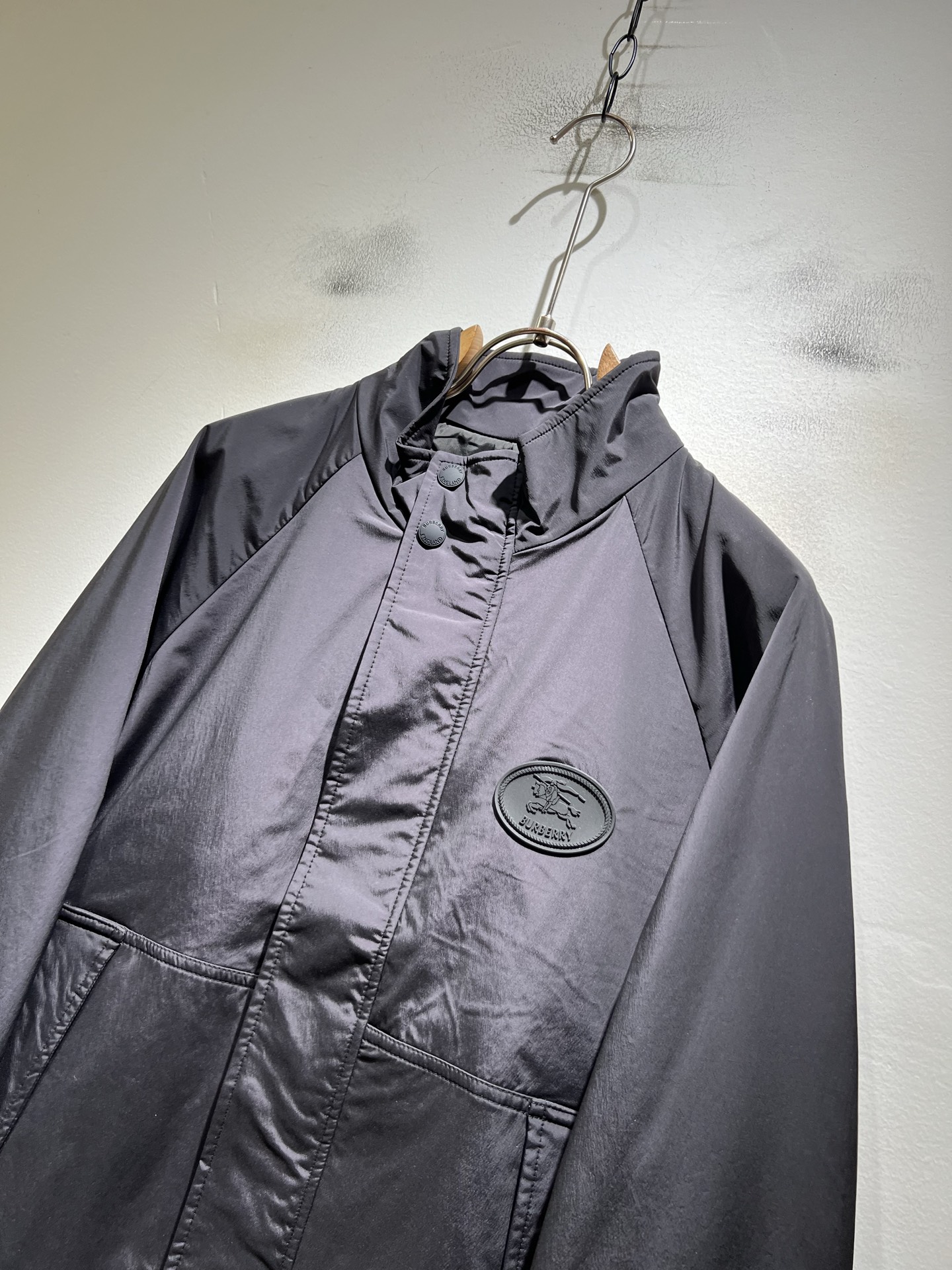 BURBER*Y巴*莉2026秋冬新品棉服夹克外套重磅来袭,最近比较火热聚酯纤维面料制作而成,高端户外运动休闲系列,非常 BURBER*Y巴*莉2026秋冬新品棉服夹克外套重磅来袭,最近比较火热聚酯纤维面料制作而成,高端户外运动休闲系列,非常