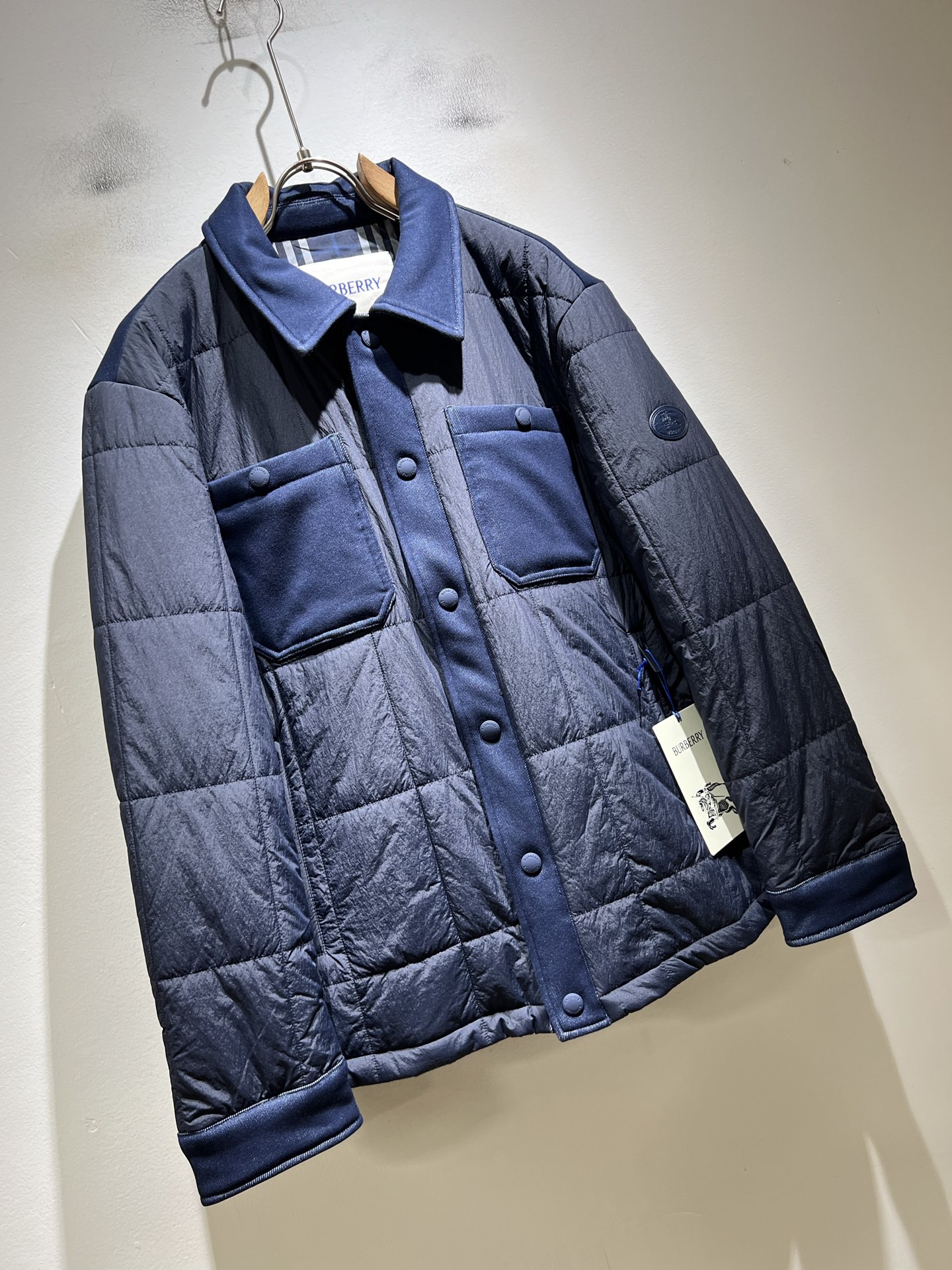 BURBER*Y巴*莉2026秋冬新品棉服夹克外套重磅来袭,最近比较火热聚酯纤维面料制作而成,高端户外运动休闲系列,非常 BURBER*Y巴*莉2026秋冬新品棉服夹克外套重磅来袭,最近比较火热聚酯纤维面料制作而成,高端户外运动休闲系列,非常