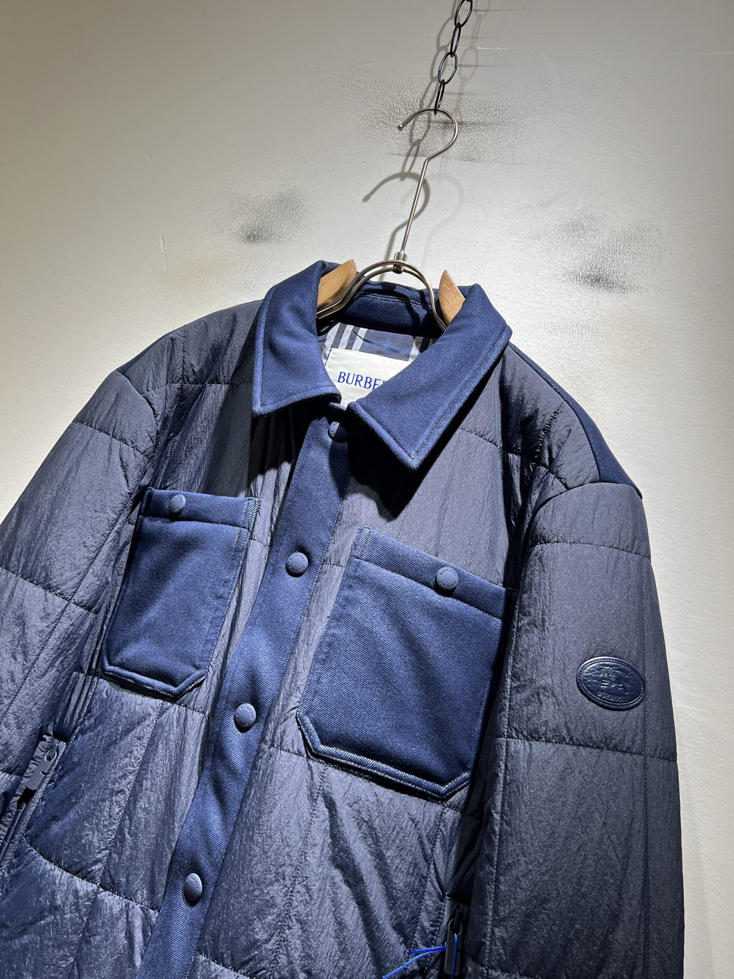 BURBER*Y巴*莉2026秋冬新品棉服夹克外套重磅来袭,最近比较火热聚酯纤维面料制作而成,高端户外运动休闲系列,非常 BURBER*Y巴*莉2026秋冬新品棉服夹克外套重磅来袭,最近比较火热聚酯纤维面料制作而成,高端户外运动休闲系列,非常
