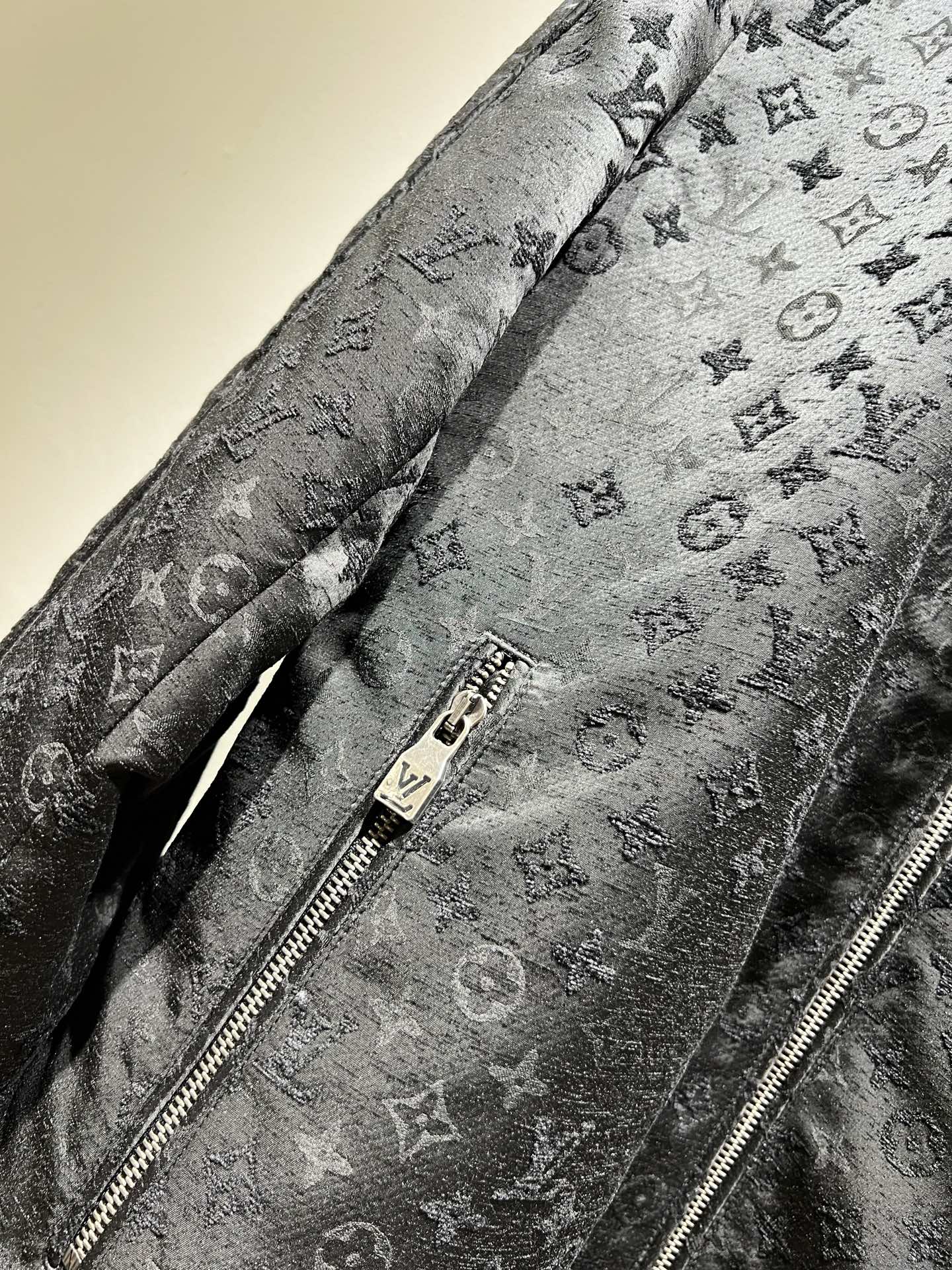 Louis Vuit*on 路易*登 2026秋冬新款轻奢Monogram立体暗纹工艺男女同款👫双面穿夹克外套！路易家族