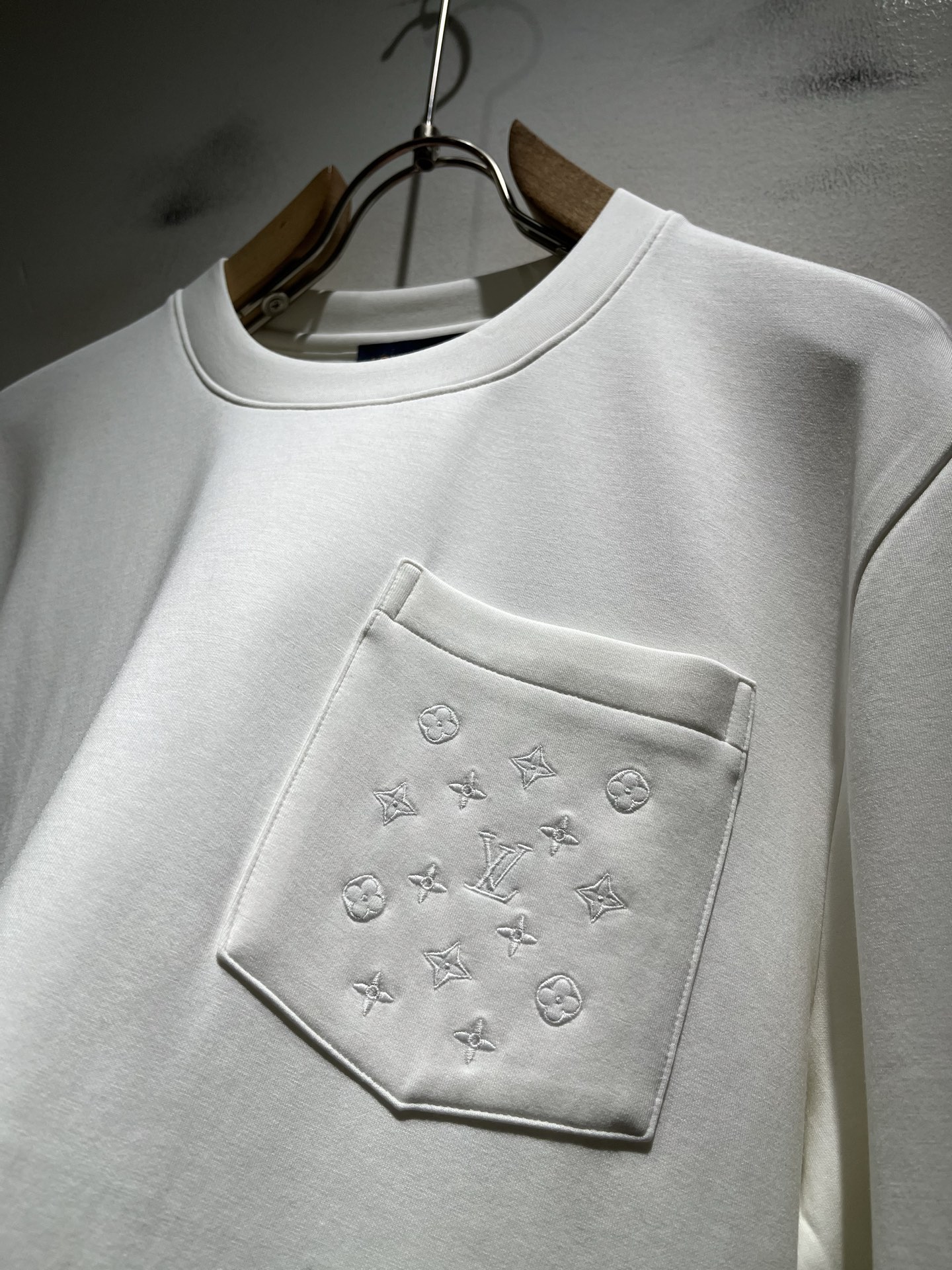 LouisVuitt*路易*登 2026秋冬新款男士长袖打底衫，非常时髦胸前logo刺绣修饰！区别于以往的不同，宣示品牌