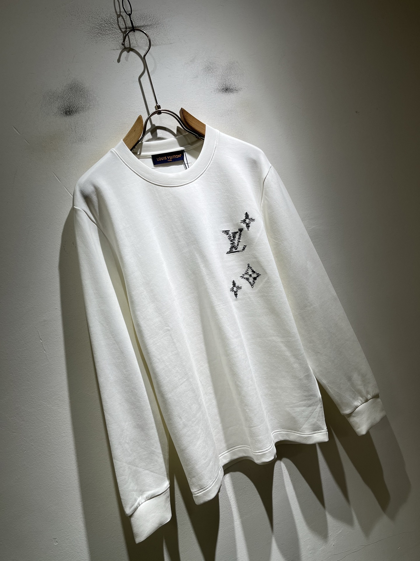 LouisVuitt*路易*登 2026秋冬新款男士长袖打底衫，非常时髦胸前logo刺绣修饰！区别于以往的不同，宣示品牌