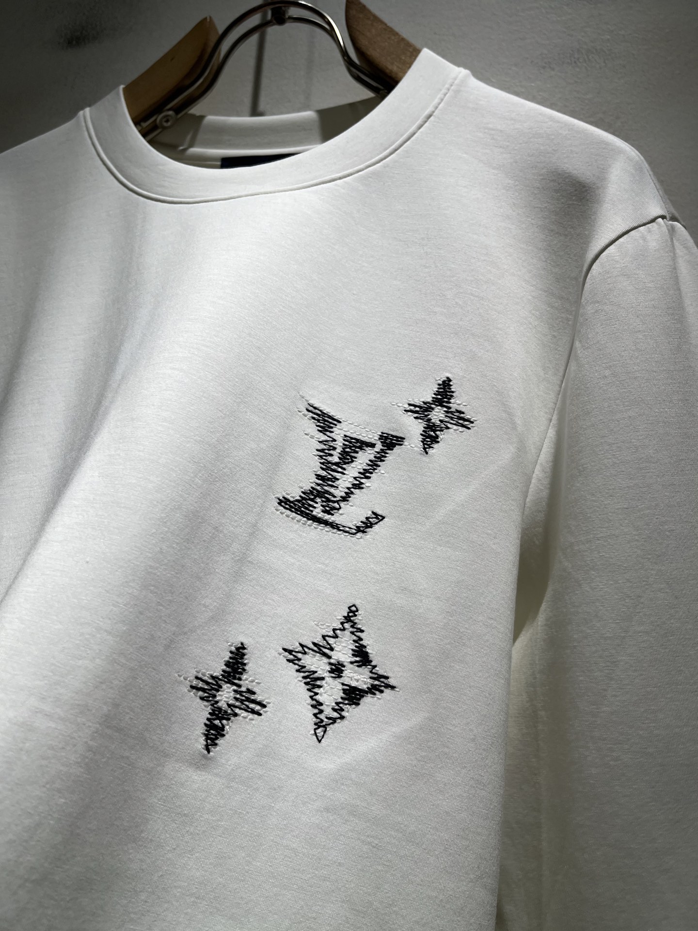 LouisVuitt*路易*登 2026秋冬新款男士长袖打底衫，非常时髦胸前logo刺绣修饰！区别于以往的不同，宣示品牌