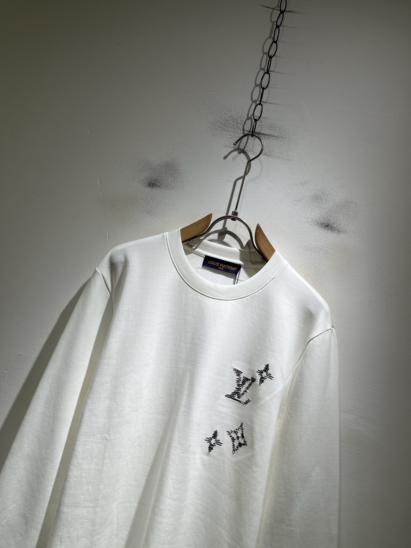 LouisVuitt*路易*登 2026秋冬新款男士长袖打底衫，非常时髦胸前logo刺绣修饰！区别于以往的不同，宣示品牌