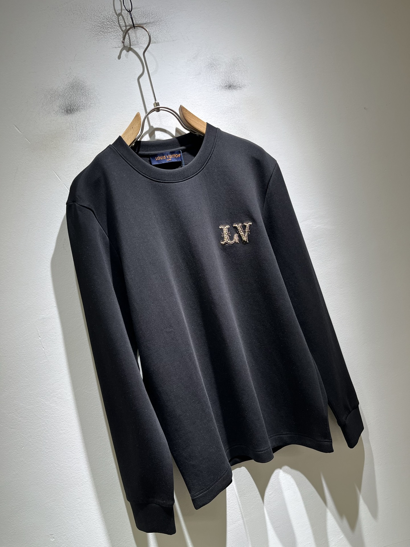 LouisVuitt*路易*登 2026秋冬新款男士长袖打底衫，非常时髦胸前logo刺绣修饰！区别于以往的不同，宣示品牌
