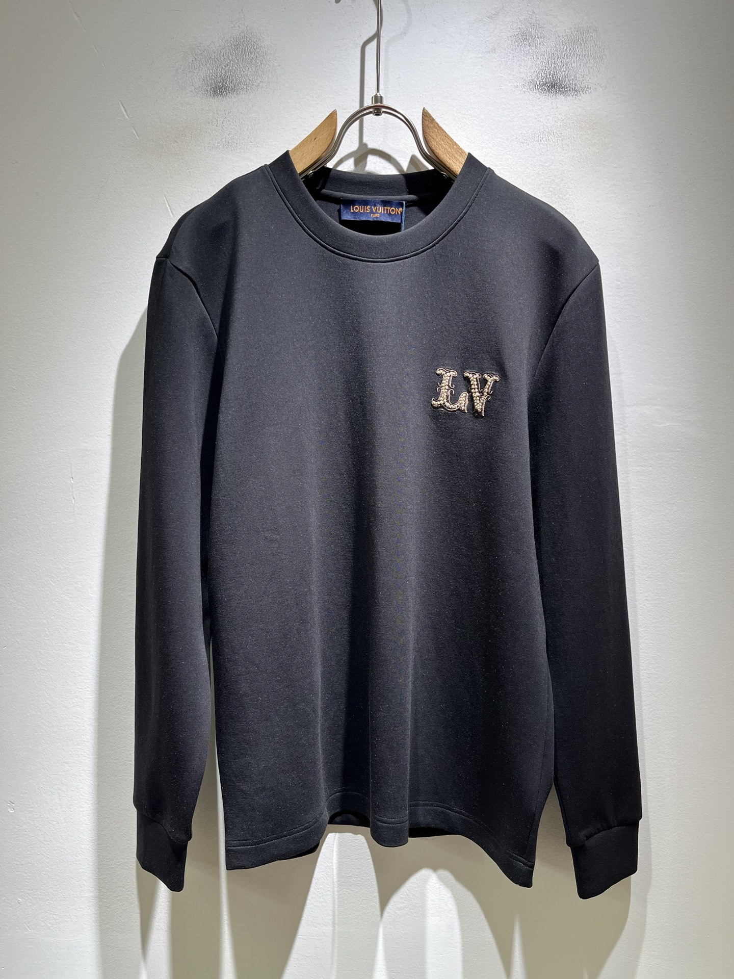 LouisVuitt*路易*登 2026秋冬新款男士长袖打底衫，非常时髦胸前logo刺绣修饰！区别于以往的不同，宣示品牌