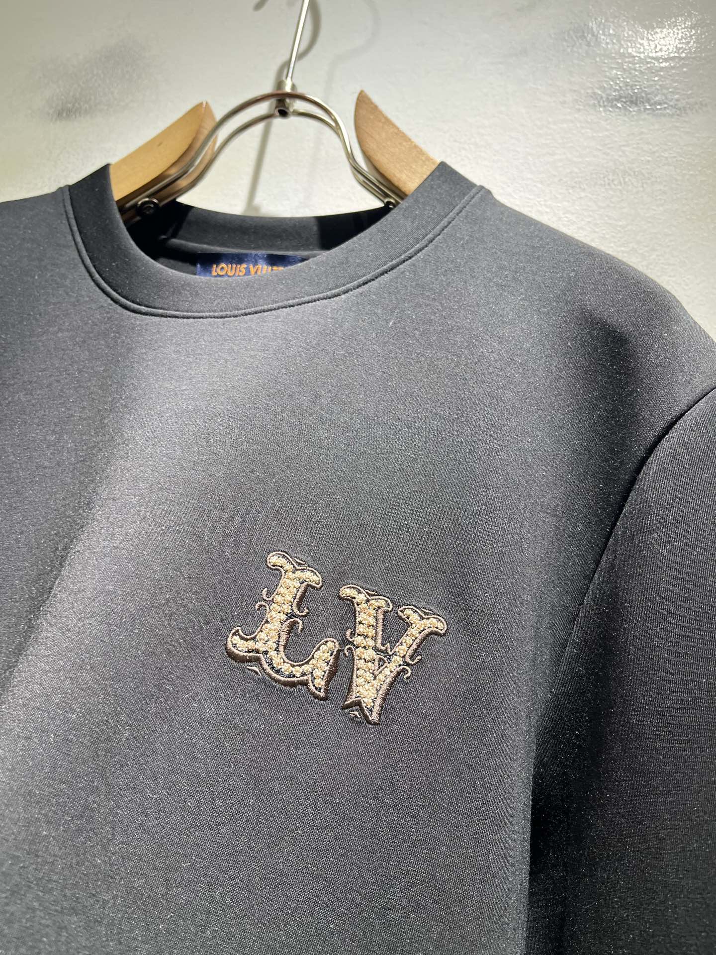 LouisVuitt*路易*登 2026秋冬新款男士长袖打底衫，非常时髦胸前logo刺绣修饰！区别于以往的不同，宣示品牌