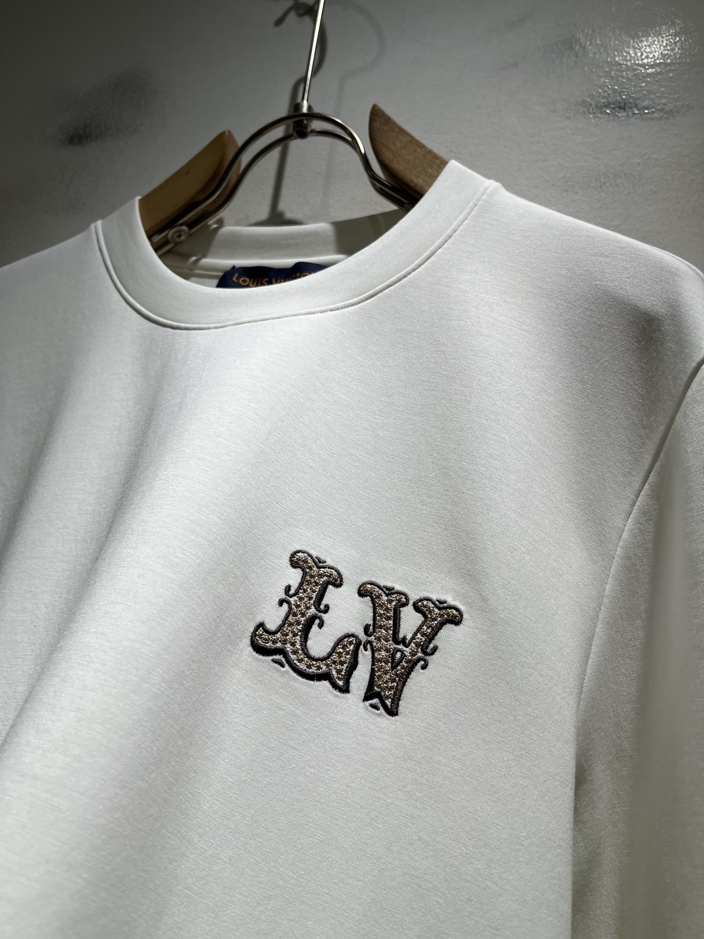 LouisVuitt*路易*登 2026秋冬新款男士长袖打底衫，非常时髦胸前logo刺绣修饰！区别于以往的不同，宣示品牌