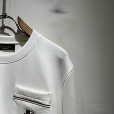 Loro Piana诺悠翩雅 2026秋冬男士最新的贸易订单打底衫,全品相!!胸前采用logo图案刺绣设计!定制婴儿绒面 Loro Piana诺悠翩雅 2026秋冬男士最新的贸易订单打底衫,全品相!!胸前采用logo图案刺绣设计!定制婴儿绒面