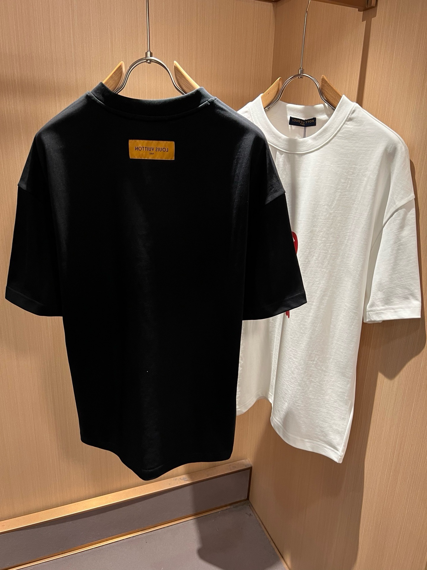 LouisVuitt*路易*登 2026春夏全新系列单品上线，非常时髦前卫的一款男女同款短袖T恤，标识logo图案压胶印