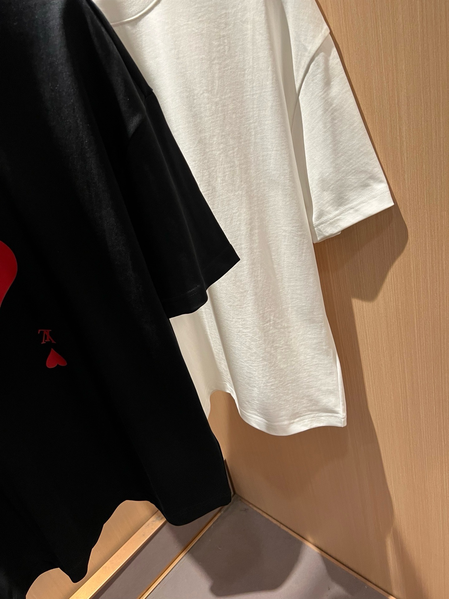 LouisVuitt*路易*登 2026春夏全新系列单品上线，非常时髦前卫的一款男女同款短袖T恤，标识logo图案压胶印