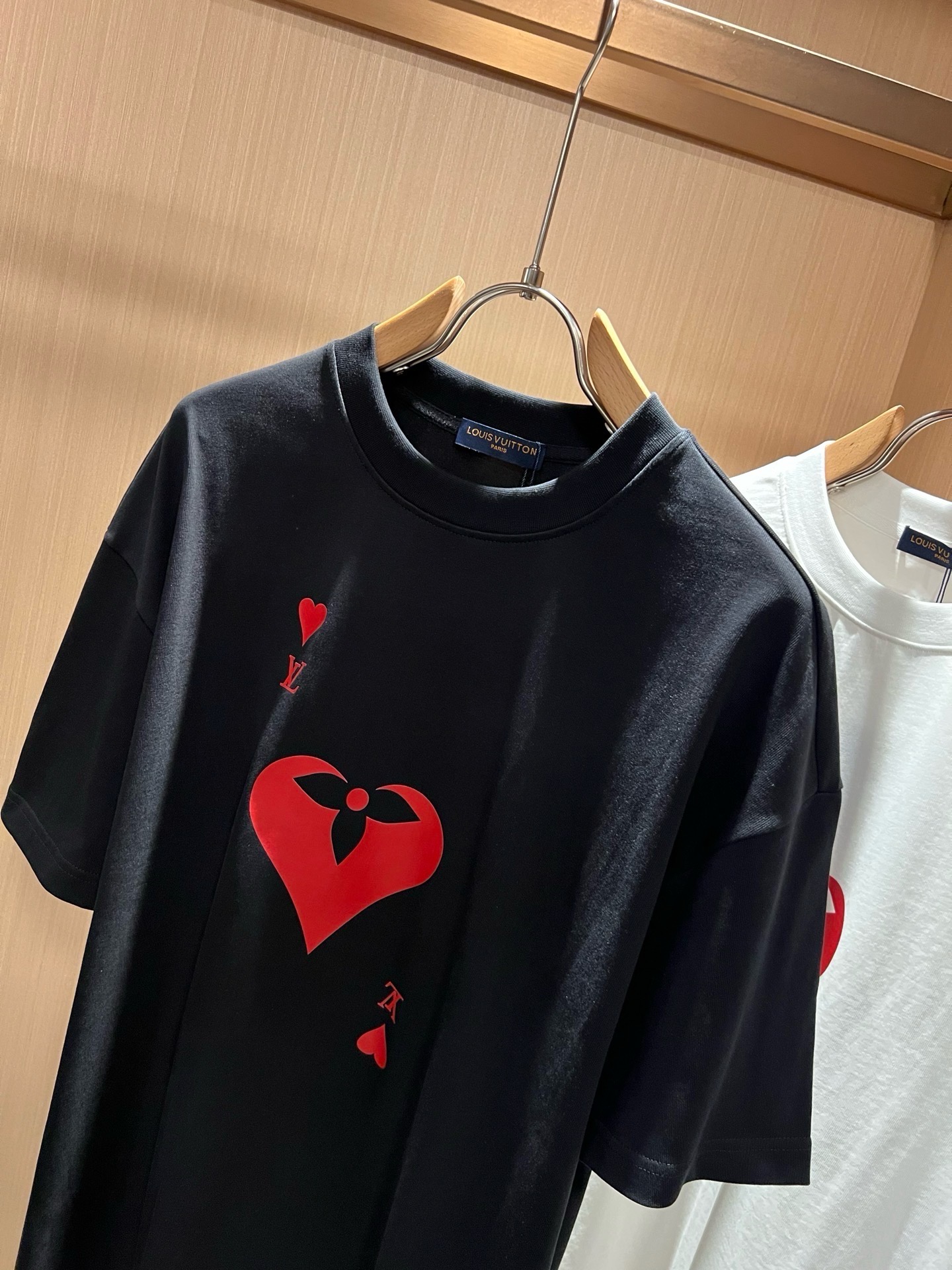 LouisVuitt*路易*登 2026春夏全新系列单品上线，非常时髦前卫的一款男女同款短袖T恤，标识logo图案压胶印
