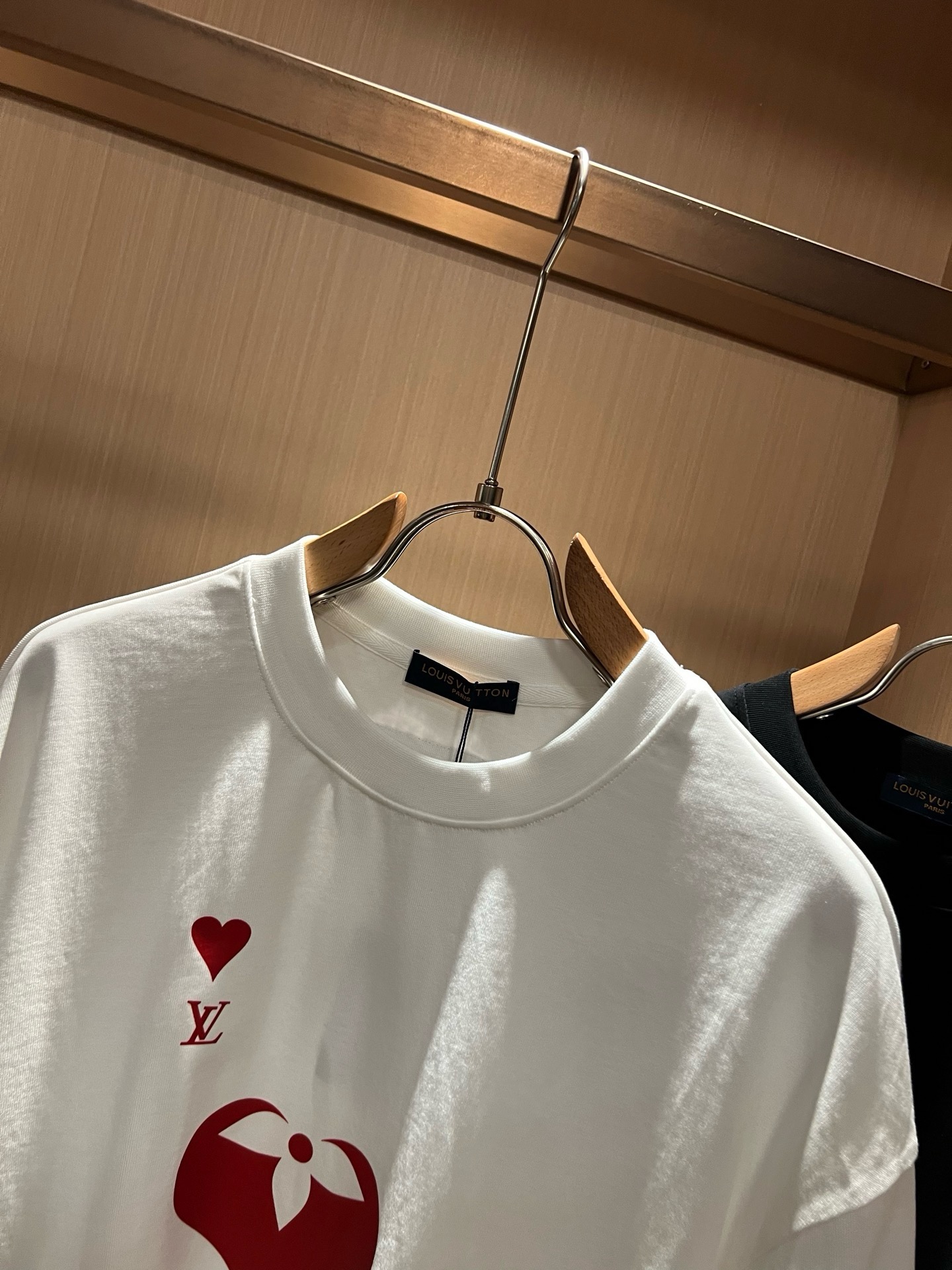 LouisVuitt*路易*登 2026春夏全新系列单品上线，非常时髦前卫的一款男女同款短袖T恤，标识logo图案压胶印