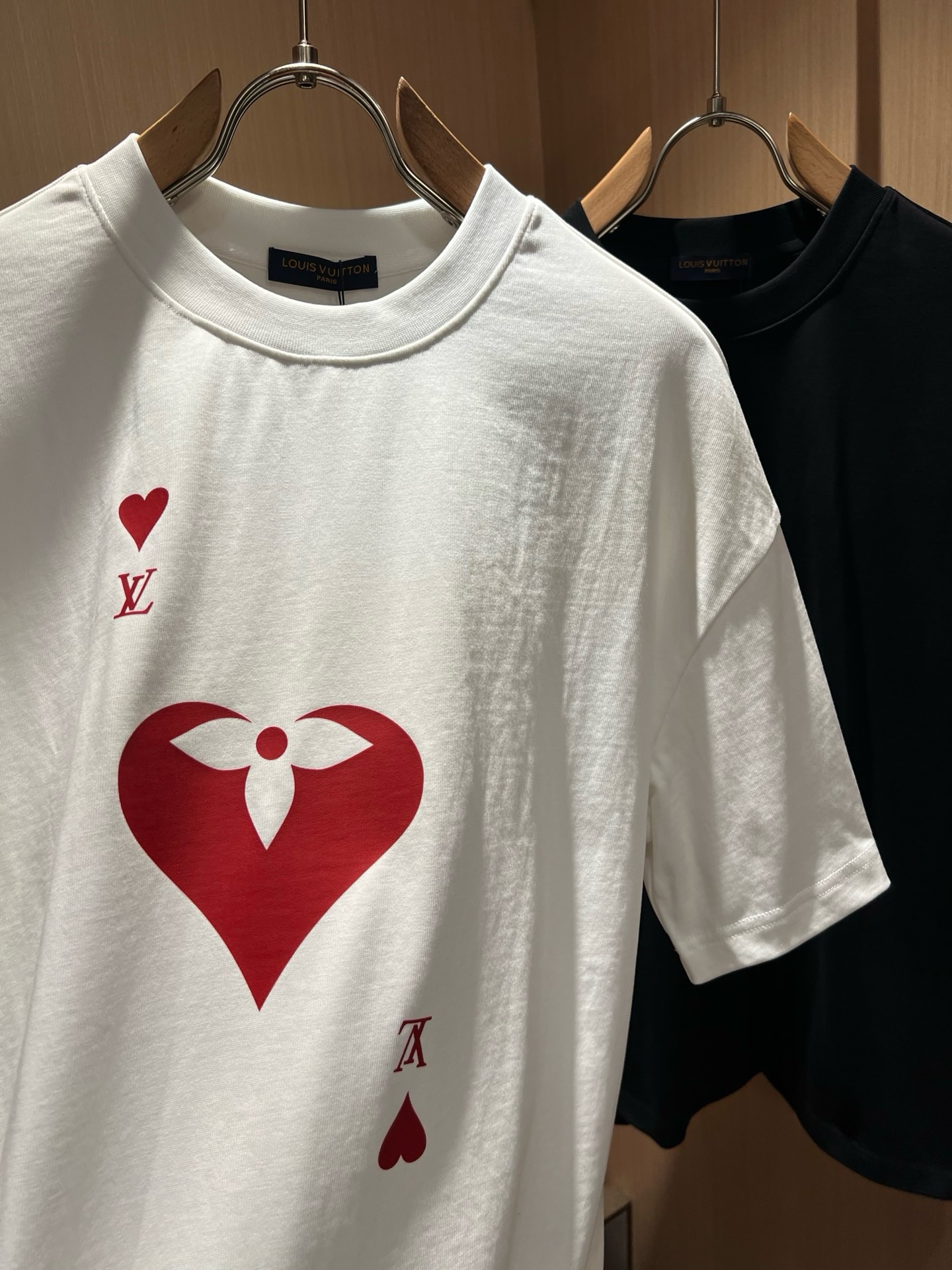 LouisVuitt*路易*登 2026春夏全新系列单品上线，非常时髦前卫的一款男女同款短袖T恤，标识logo图案压胶印
