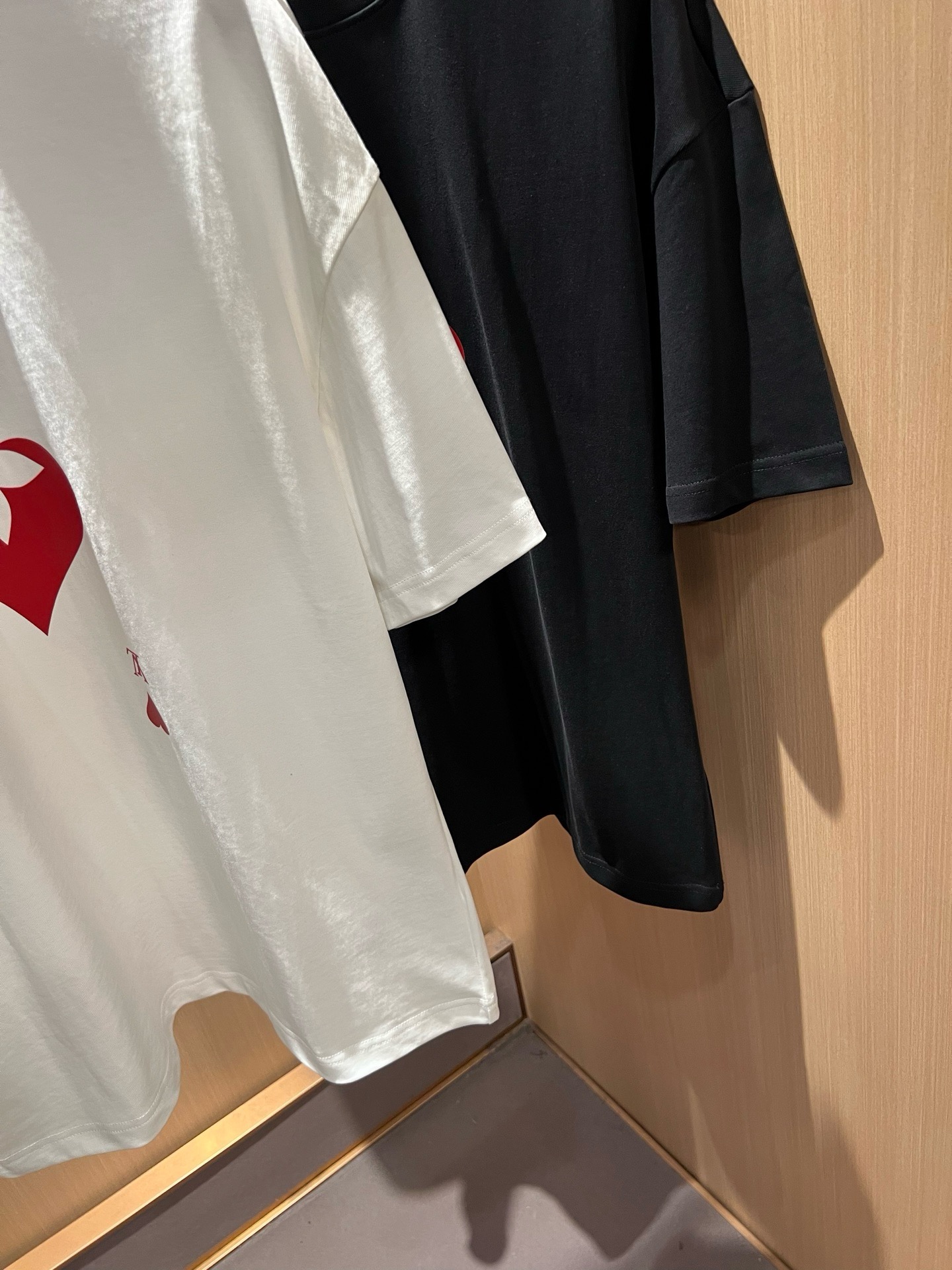 LouisVuitt*路易*登 2026春夏全新系列单品上线，非常时髦前卫的一款男女同款短袖T恤，标识logo图案压胶印
