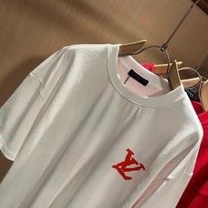 LouisVuitt*路易*登 2026春夏全新系列单品上线,非常时髦前卫的一款男女同款短袖T恤,标识logo图案印花修 LouisVuitt*路易*登 2026春夏全新系列单品上线,非常时髦前卫的一款男女同款短袖T恤,标识logo图案印花修