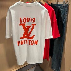 LouisVuitt*路易*登 2026春夏全新系列单品上线,非常时髦前卫的一款男女同款短袖T恤,标识logo图案印花修 LouisVuitt*路易*登 2026春夏全新系列单品上线,非常时髦前卫的一款男女同款短袖T恤,标识logo图案印花修