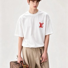 LouisVuitt*路易*登 2026春夏全新系列单品上线,非常时髦前卫的一款男女同款短袖T恤,标识logo图案印花修 LouisVuitt*路易*登 2026春夏全新系列单品上线,非常时髦前卫的一款男女同款短袖T恤,标识logo图案印花修
