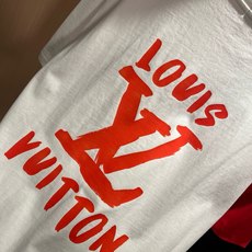 LouisVuitt*路易*登 2026春夏全新系列单品上线,非常时髦前卫的一款男女同款短袖T恤,标识logo图案印花修 LouisVuitt*路易*登 2026春夏全新系列单品上线,非常时髦前卫的一款男女同款短袖T恤,标识logo图案印花修