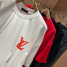 LouisVuitt*路易*登 2026春夏全新系列单品上线,非常时髦前卫的一款男女同款短袖T恤,标识logo图案印花修 LouisVuitt*路易*登 2026春夏全新系列单品上线,非常时髦前卫的一款男女同款短袖T恤,标识logo图案印花修