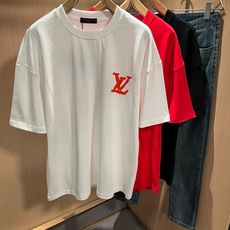 LouisVuitt*路易*登 2026春夏全新系列单品上线,非常时髦前卫的一款男女同款短袖T恤,标识logo图案印花修 LouisVuitt*路易*登 2026春夏全新系列单品上线,非常时髦前卫的一款男女同款短袖T恤,标识logo图案印花修