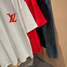 LouisVuitt*路易*登 2026春夏全新系列单品上线,非常时髦前卫的一款男女同款短袖T恤,标识logo图案印花修 LouisVuitt*路易*登 2026春夏全新系列单品上线,非常时髦前卫的一款男女同款短袖T恤,标识logo图案印花修