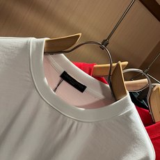 LouisVuitt*路易*登 2026春夏全新系列单品上线,非常时髦前卫的一款男女同款短袖T恤,标识logo图案印花修 LouisVuitt*路易*登 2026春夏全新系列单品上线,非常时髦前卫的一款男女同款短袖T恤,标识logo图案印花修